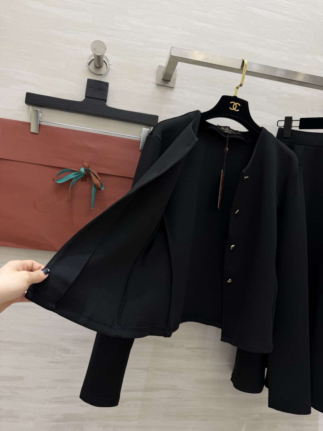 #Loro pian♡²⁶度假系列 老钱风套装 V领金扣开衫+大摆伞裙两件套 利落剪裁勾勒流畅线条 垂坠