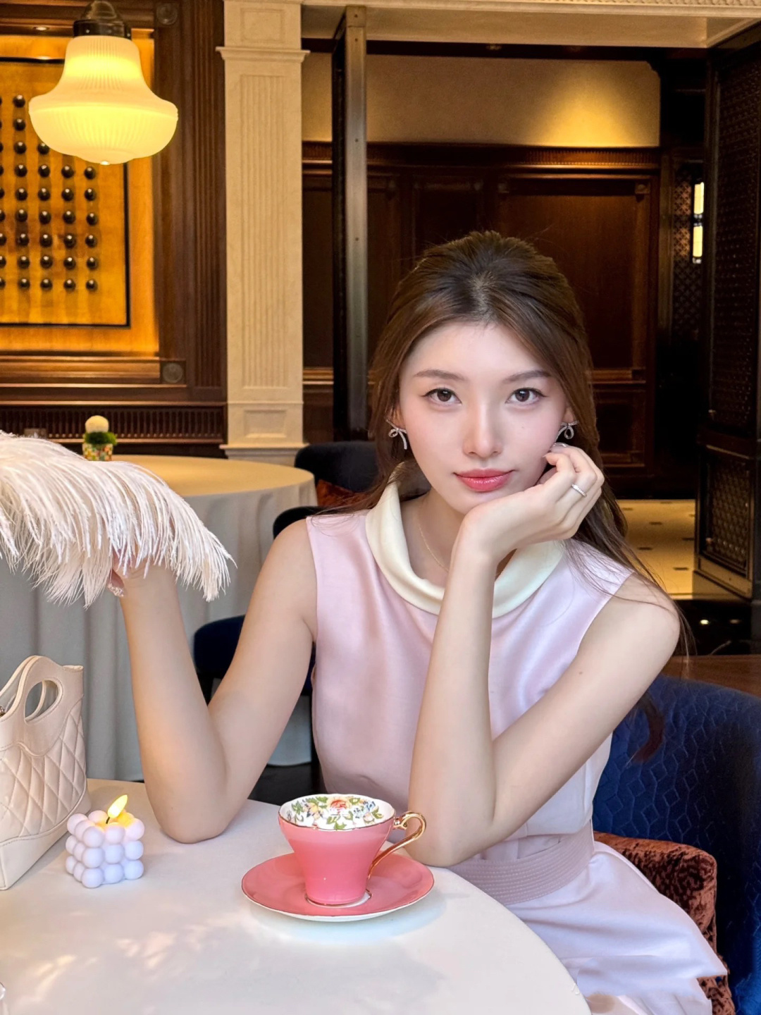 #Loew♡²⁶温柔富家千金风公主裙 低饱和的香芋粉自带柔焦滤镜 穿上白到发光 经典小翻领设计精致又乖巧