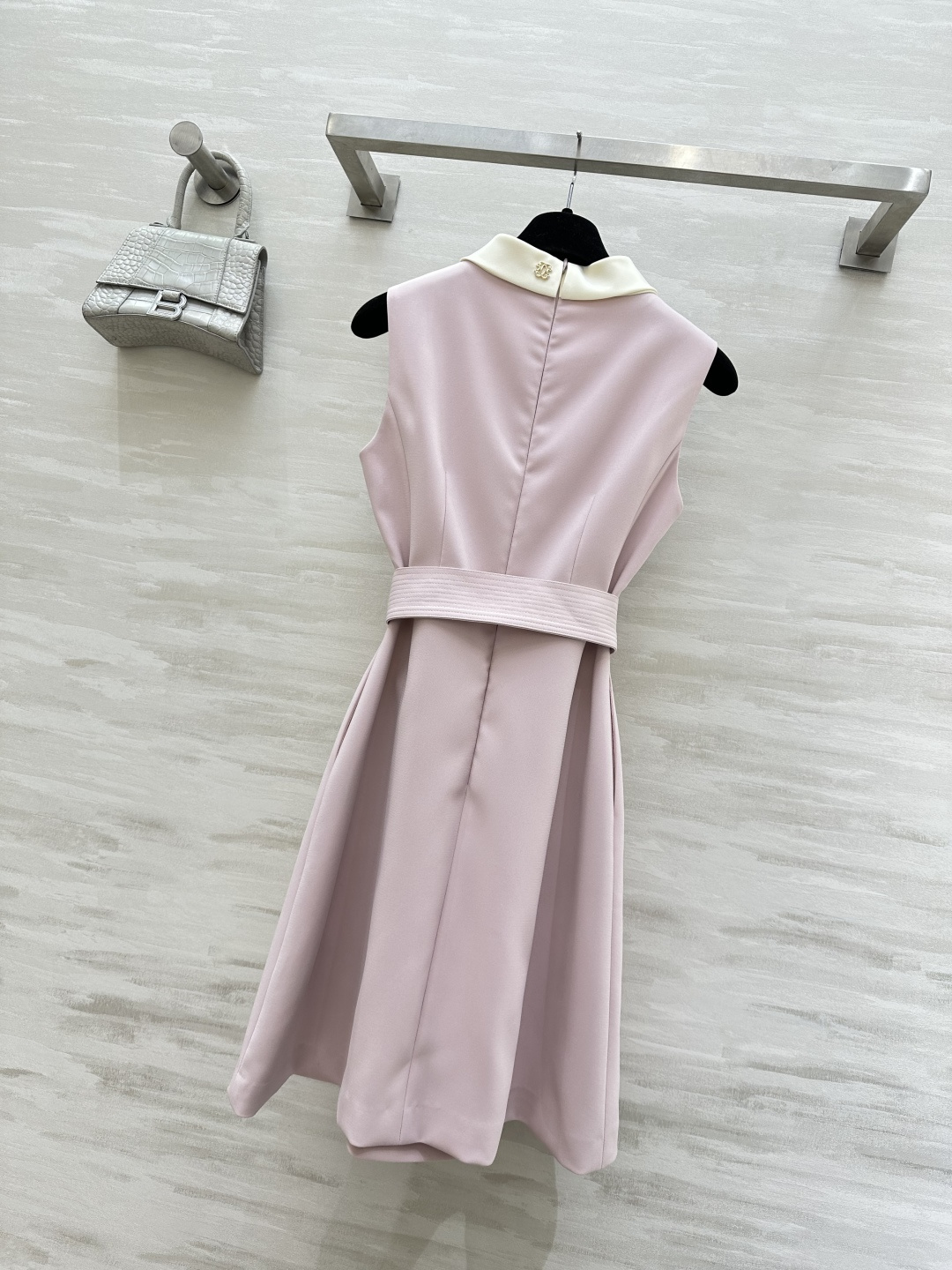 #Loew♡²⁶温柔富家千金风公主裙 低饱和的香芋粉自带柔焦滤镜 穿上白到发光 经典小翻领设计精致又乖巧