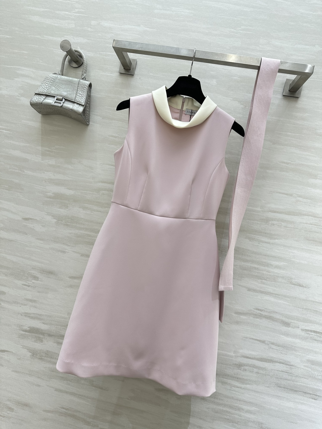 #Loew♡²⁶温柔富家千金风公主裙 低饱和的香芋粉自带柔焦滤镜 穿上白到发光 经典小翻领设计精致又乖巧