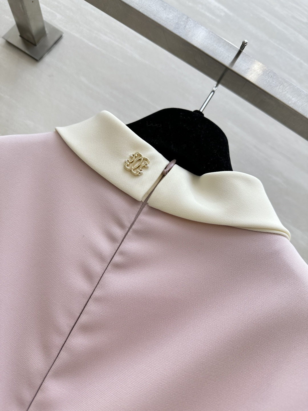 #Loew♡²⁶温柔富家千金风公主裙 低饱和的香芋粉自带柔焦滤镜 穿上白到发光 经典小翻领设计精致又乖巧