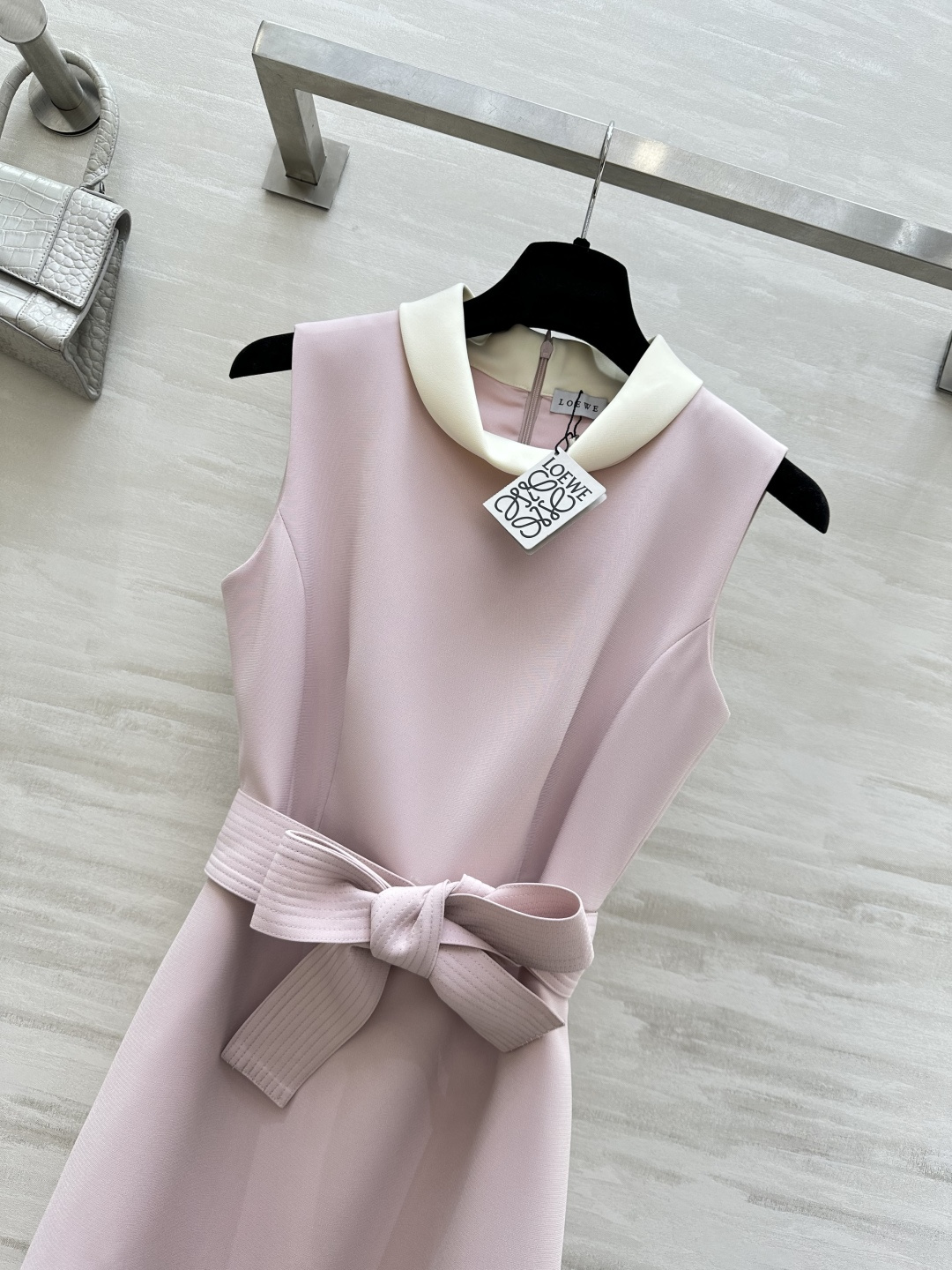 #Loew♡²⁶温柔富家千金风公主裙 低饱和的香芋粉自带柔焦滤镜 穿上白到发光 经典小翻领设计精致又乖巧