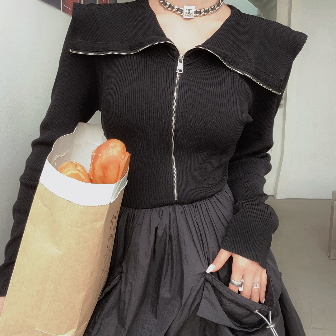 #Prad♡²⁶针织拼接大摆连衣裙 这件黑裙直接把「清冷贵气」焊在身上了🖤大翻领+金属拉链 自带法式慵懒