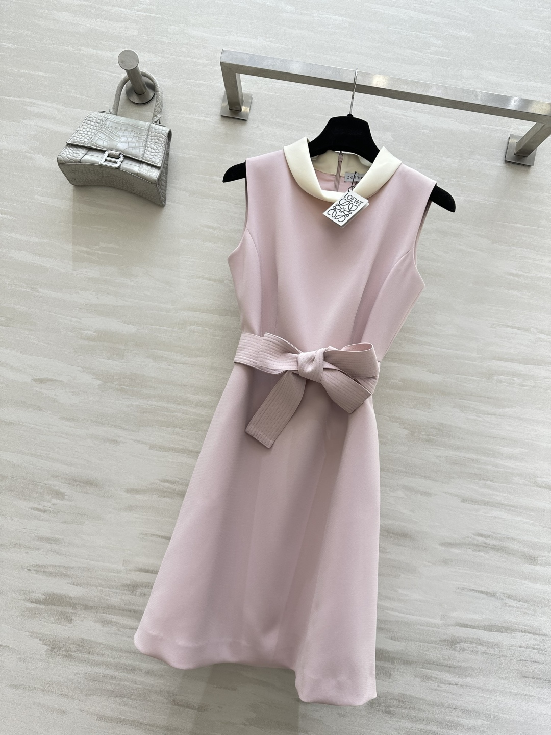 #Loew♡²⁶温柔富家千金风公主裙 低饱和的香芋粉自带柔焦滤镜 穿上白到发光 经典小翻领设计精致又乖巧