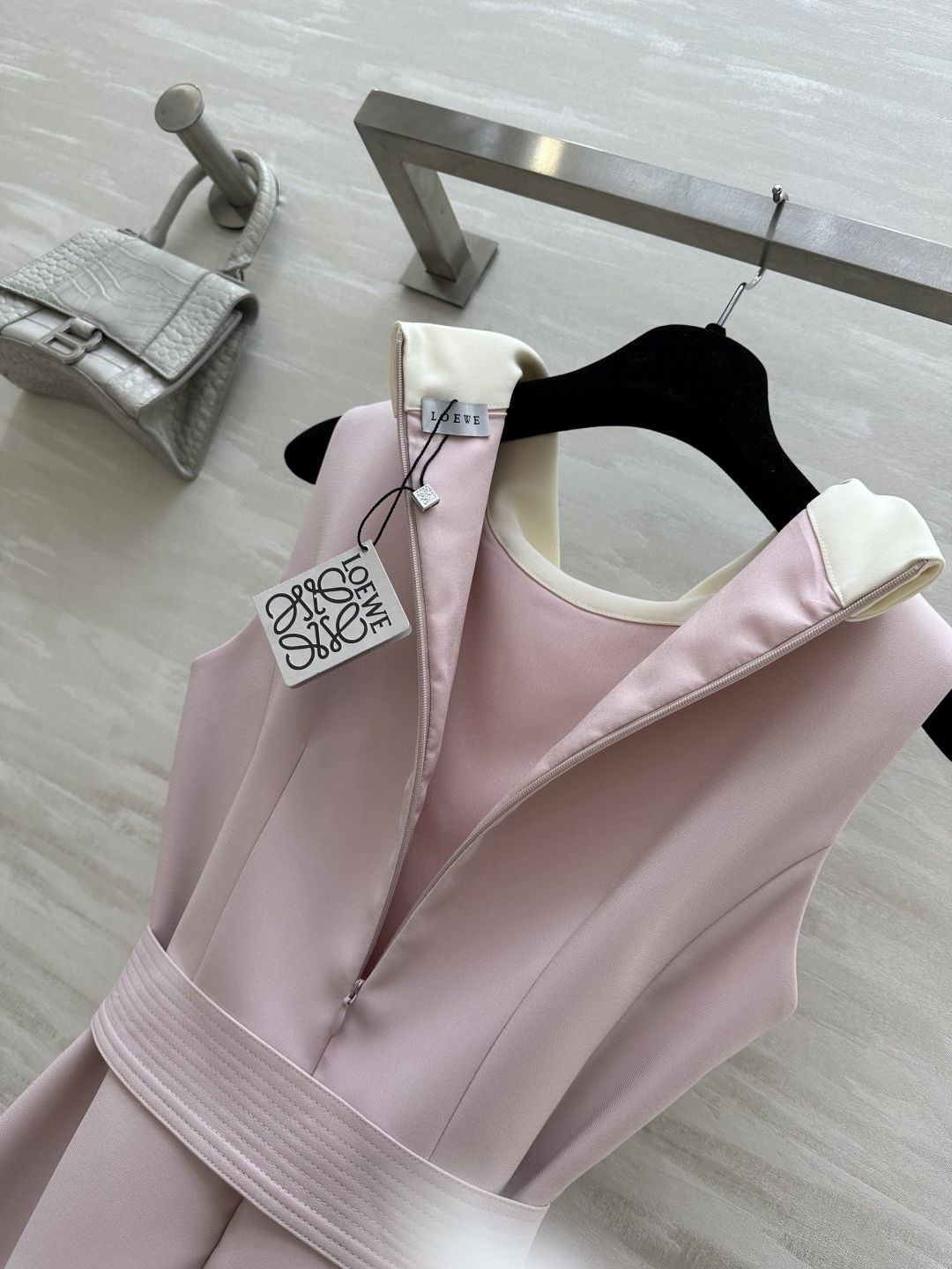 #Loew♡²⁶温柔富家千金风公主裙 低饱和的香芋粉自带柔焦滤镜 穿上白到发光 经典小翻领设计精致又乖巧