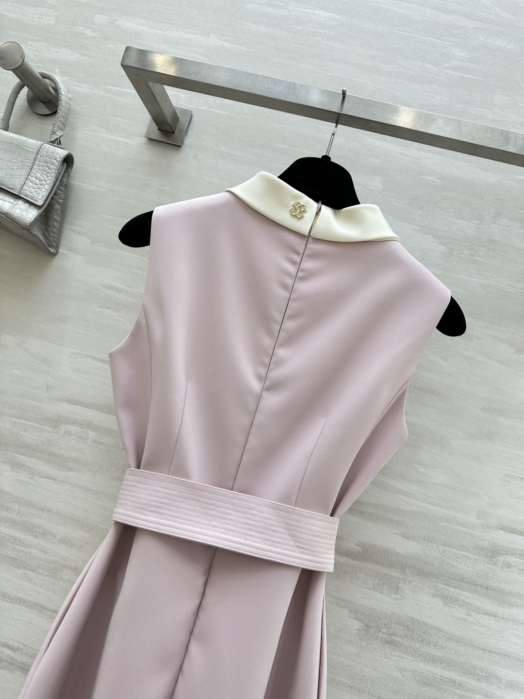 #Loew♡²⁶温柔富家千金风公主裙 低饱和的香芋粉自带柔焦滤镜 穿上白到发光 经典小翻领设计精致又乖巧