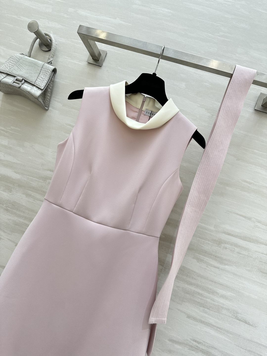 #Loew♡²⁶温柔富家千金风公主裙 低饱和的香芋粉自带柔焦滤镜 穿上白到发光 经典小翻领设计精致又乖巧