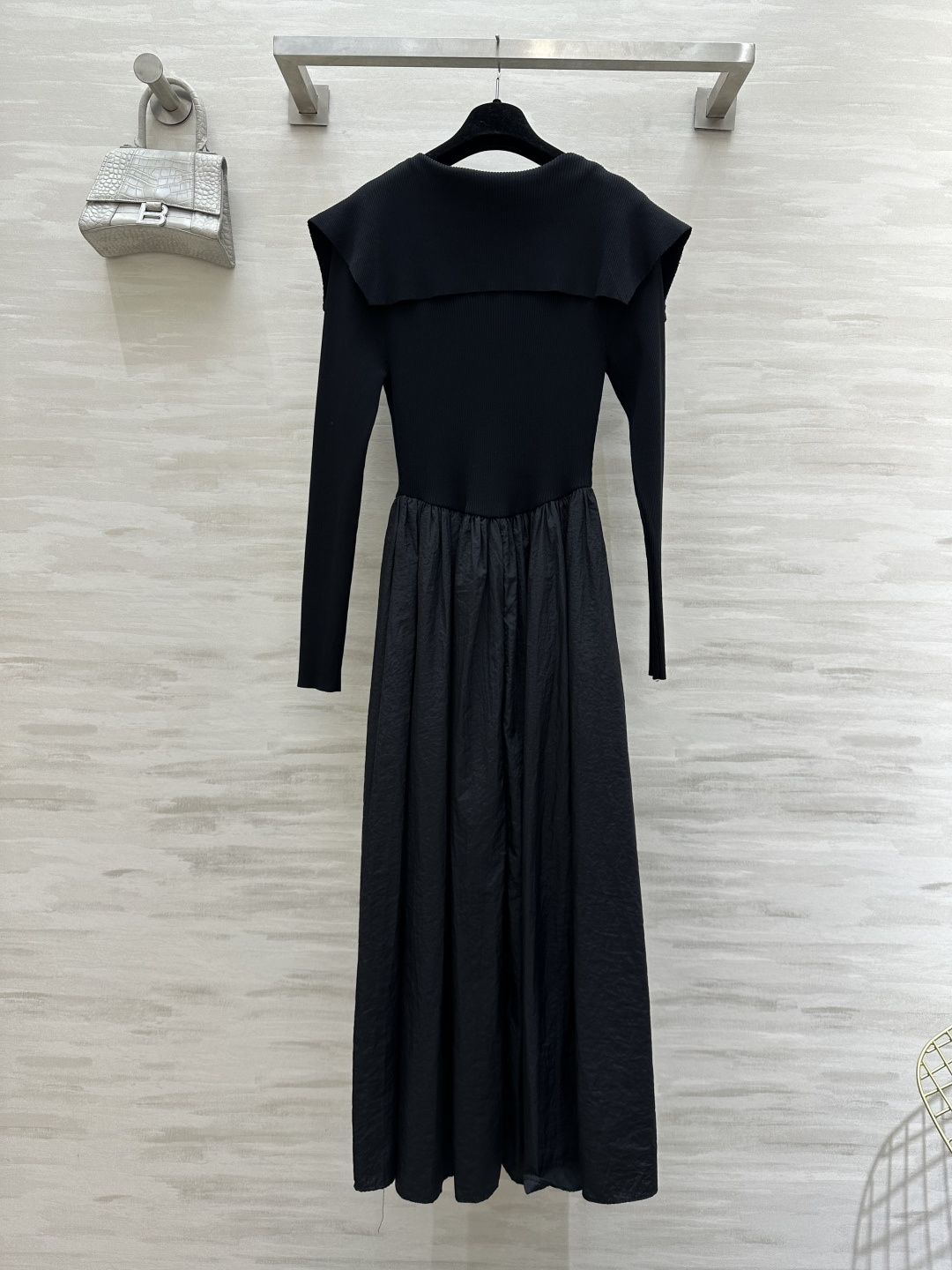 #Prad♡²⁶针织拼接大摆连衣裙 这件黑裙直接把「清冷贵气」焊在身上了🖤大翻领+金属拉链 自带法式慵懒