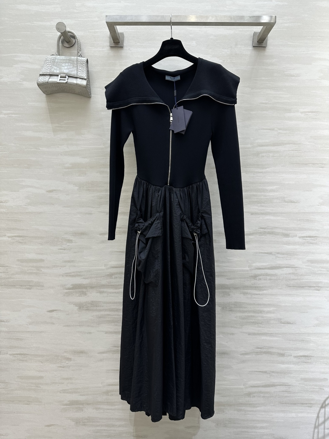 #Prad♡²⁶针织拼接大摆连衣裙 这件黑裙直接把「清冷贵气」焊在身上了🖤大翻领+金属拉链 自带法式慵懒