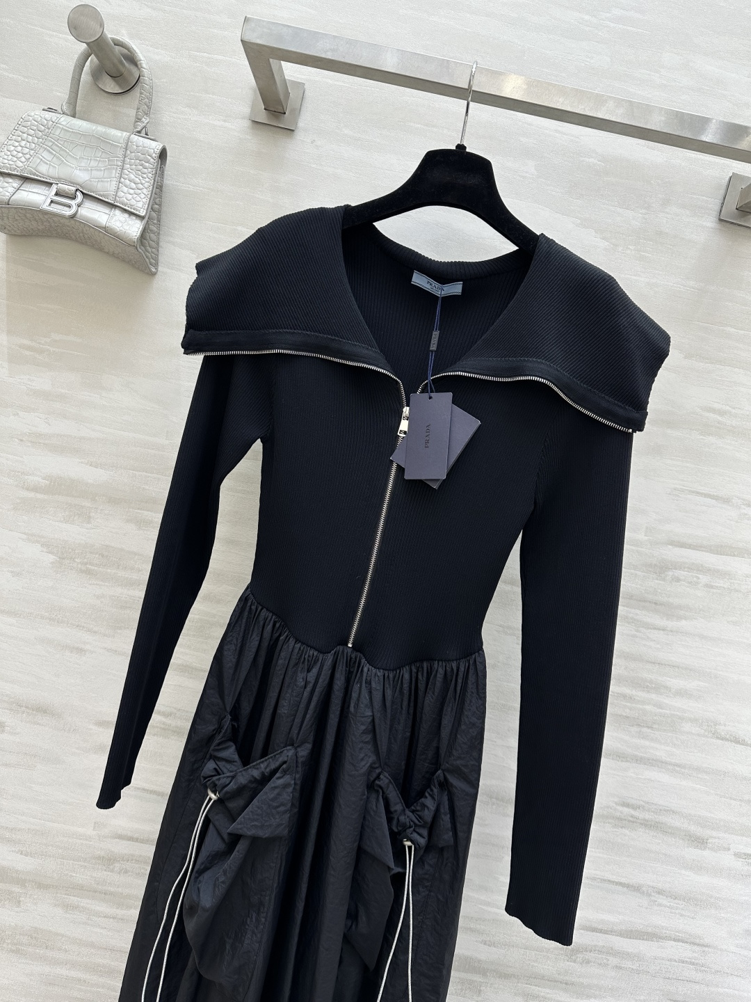 #Prad♡²⁶针织拼接大摆连衣裙 这件黑裙直接把「清冷贵气」焊在身上了🖤大翻领+金属拉链 自带法式慵懒