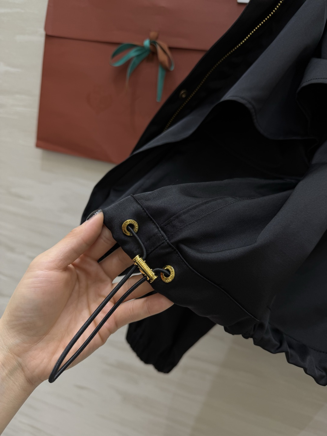 #Loro Pian♡²⁶连帽夹克外套 经典黑+温柔杏！两色都是不挑人的万年百搭款✨利落的金属扣 大口袋