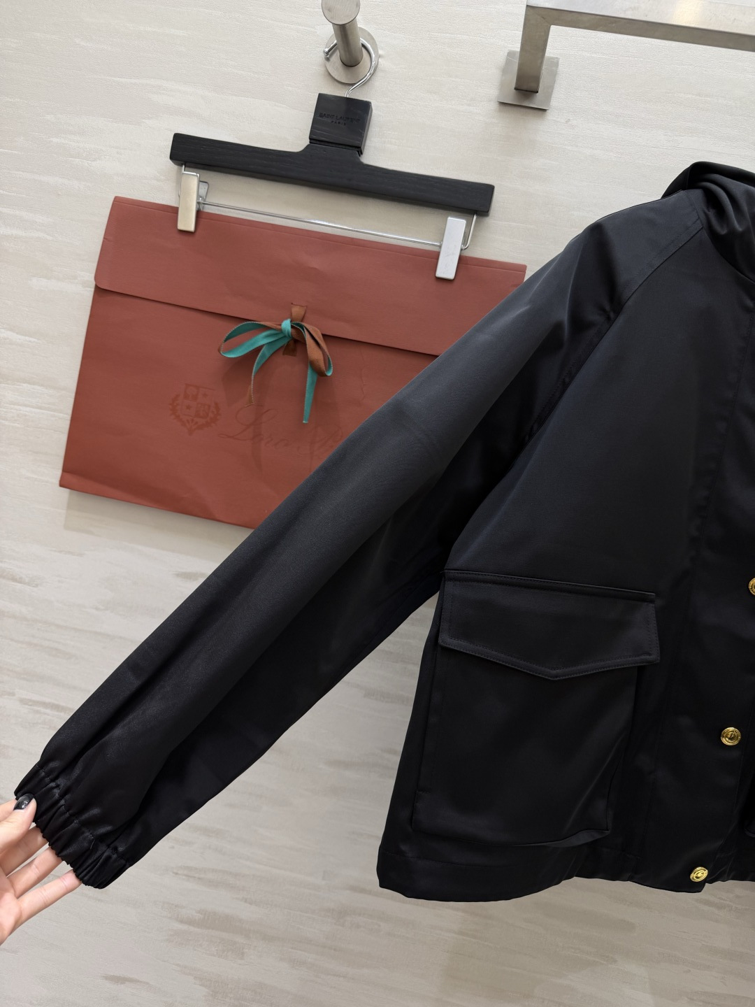 #Loro Pian♡²⁶连帽夹克外套 经典黑+温柔杏！两色都是不挑人的万年百搭款✨利落的金属扣 大口袋