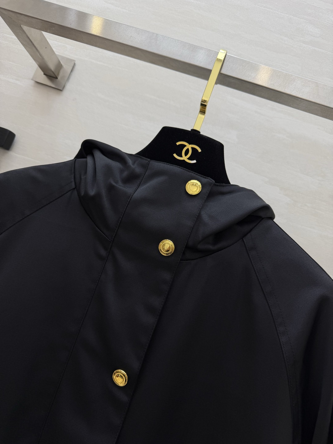 #Loro Pian♡²⁶连帽夹克外套 经典黑+温柔杏！两色都是不挑人的万年百搭款✨利落的金属扣 大口袋