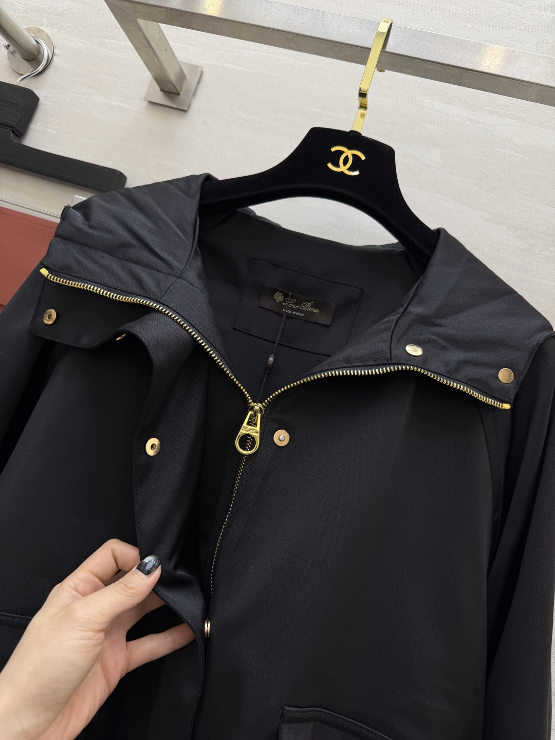 #Loro Pian♡²⁶连帽夹克外套 经典黑+温柔杏！两色都是不挑人的万年百搭款✨利落的金属扣 大口袋