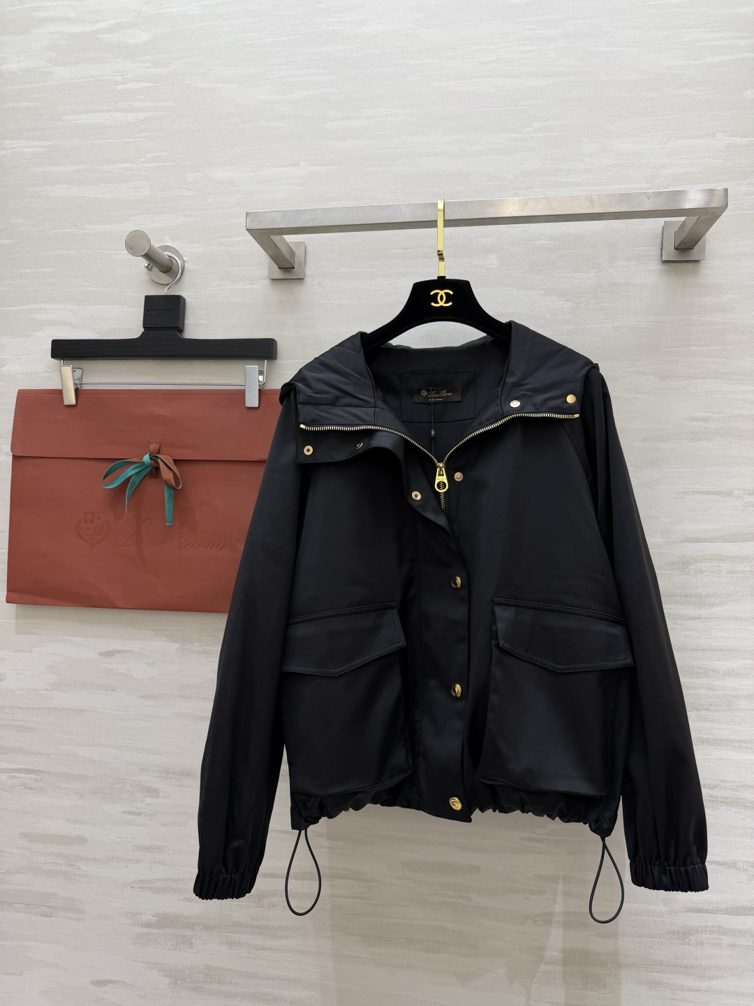 #Loro Pian♡²⁶连帽夹克外套 经典黑+温柔杏！两色都是不挑人的万年百搭款✨利落的金属扣 大口袋