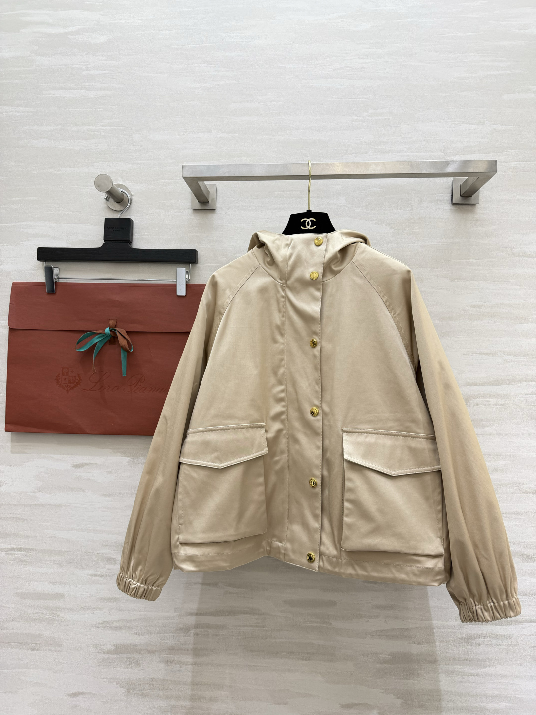 #Loro Pian♡²⁶连帽夹克外套 经典黑+温柔杏！两色都是不挑人的万年百搭款✨利落的金属扣 大口袋