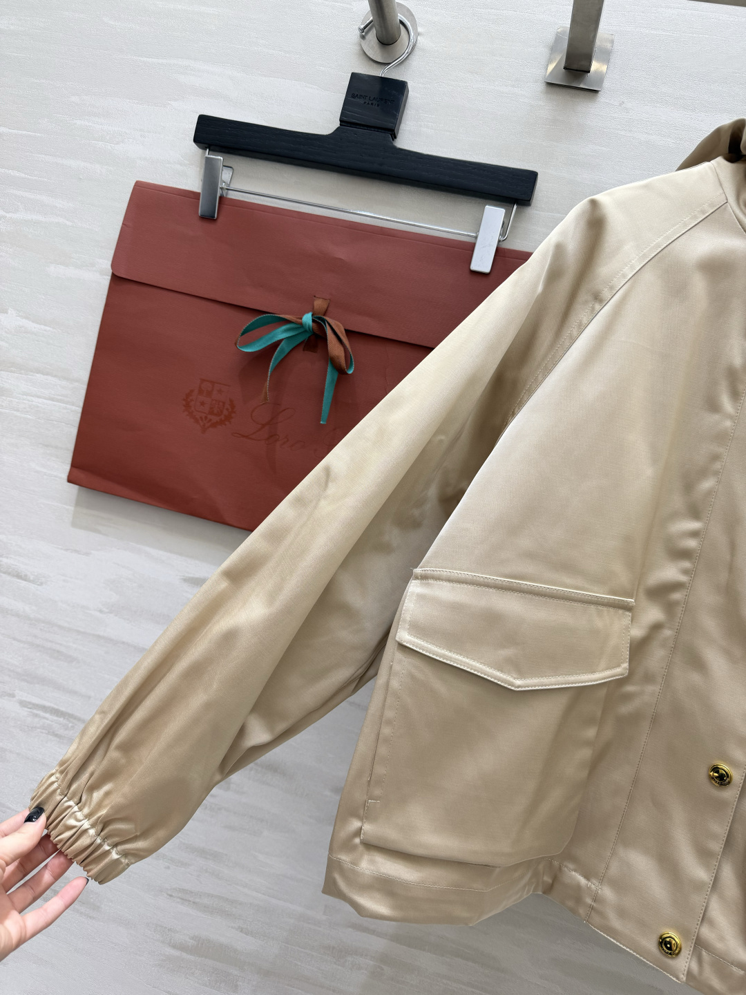 #Loro Pian♡²⁶连帽夹克外套 经典黑+温柔杏！两色都是不挑人的万年百搭款✨利落的金属扣 大口袋