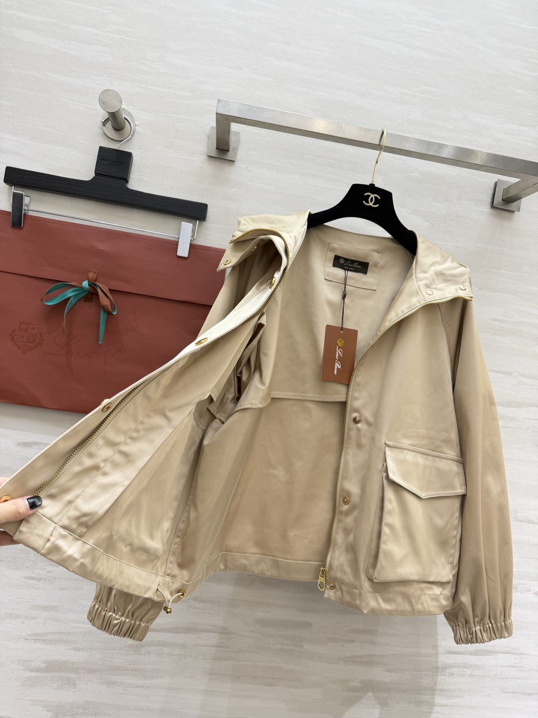 #Loro Pian♡²⁶连帽夹克外套 经典黑+温柔杏！两色都是不挑人的万年百搭款✨利落的金属扣 大口袋