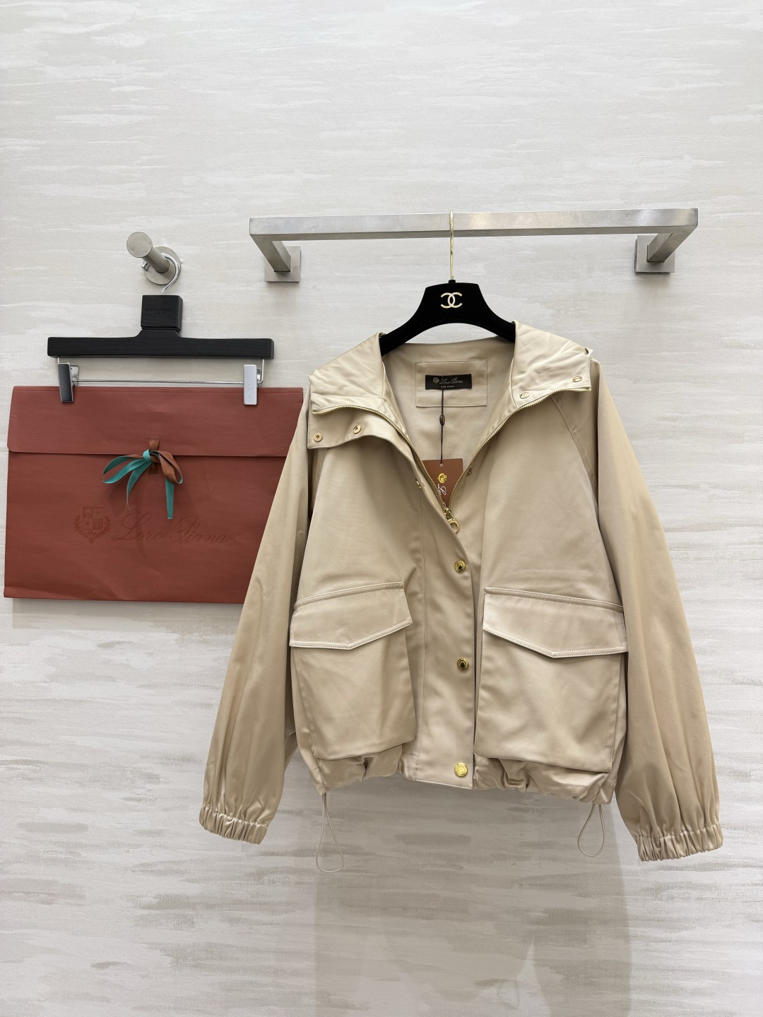 #Loro Pian♡²⁶连帽夹克外套 经典黑+温柔杏！两色都是不挑人的万年百搭款✨利落的金属扣 大口袋