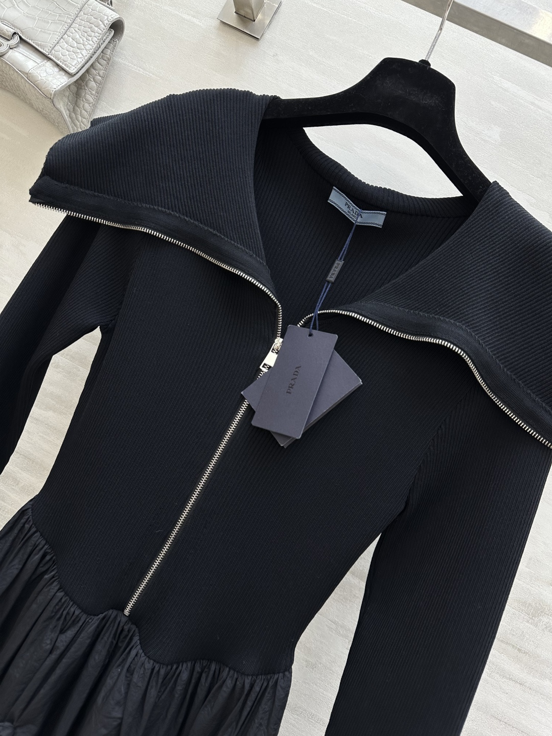 #Prad♡²⁶针织拼接大摆连衣裙 这件黑裙直接把「清冷贵气」焊在身上了🖤大翻领+金属拉链 自带法式慵懒