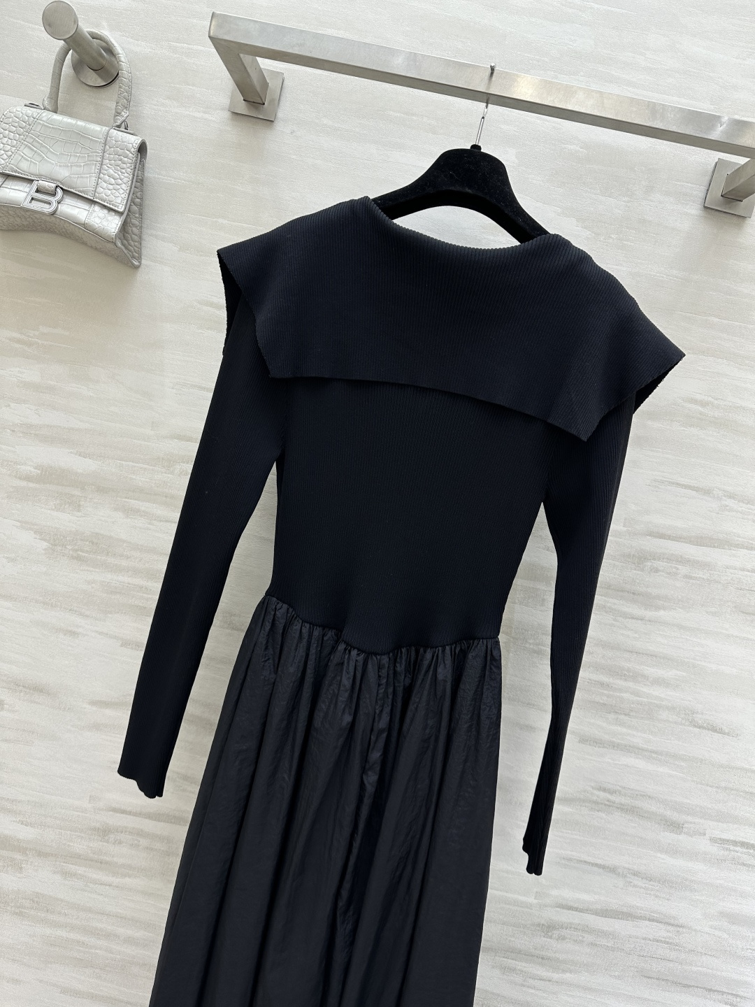 #Prad♡²⁶针织拼接大摆连衣裙 这件黑裙直接把「清冷贵气」焊在身上了🖤大翻领+金属拉链 自带法式慵懒