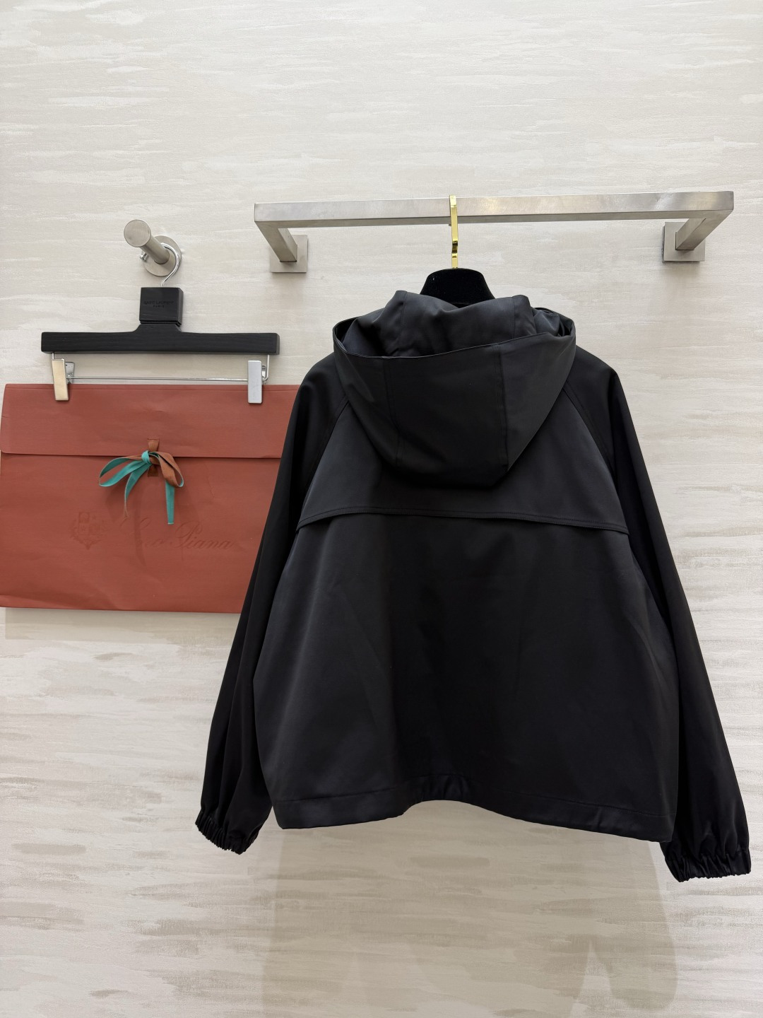 #Loro Pian♡²⁶连帽夹克外套 经典黑+温柔杏！两色都是不挑人的万年百搭款✨利落的金属扣 大口袋