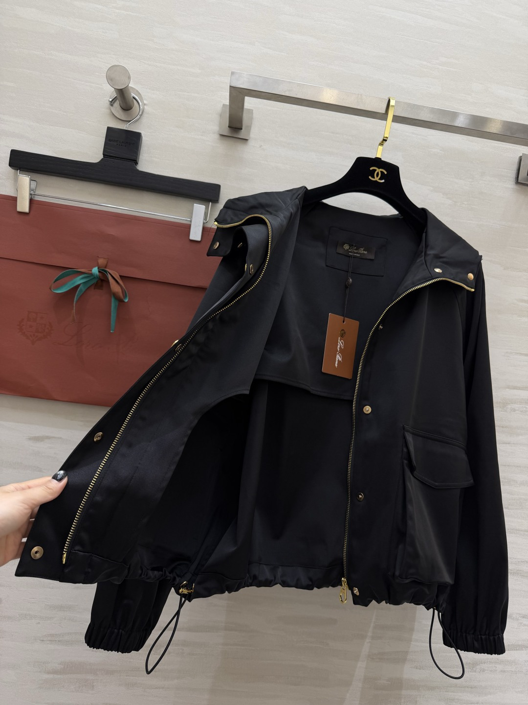 #Loro Pian♡²⁶连帽夹克外套 经典黑+温柔杏！两色都是不挑人的万年百搭款✨利落的金属扣 大口袋