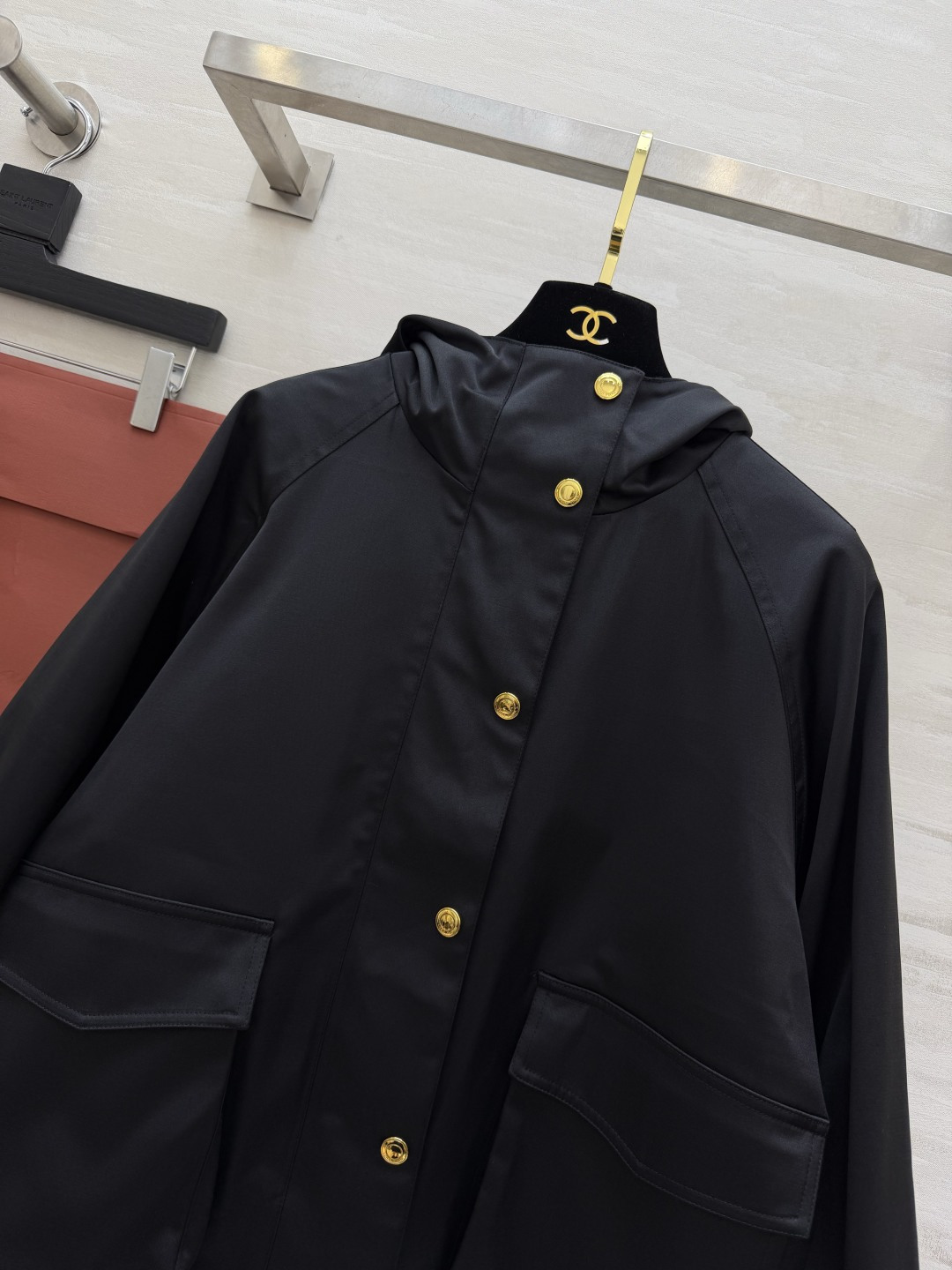 #Loro Pian♡²⁶连帽夹克外套 经典黑+温柔杏！两色都是不挑人的万年百搭款✨利落的金属扣 大口袋