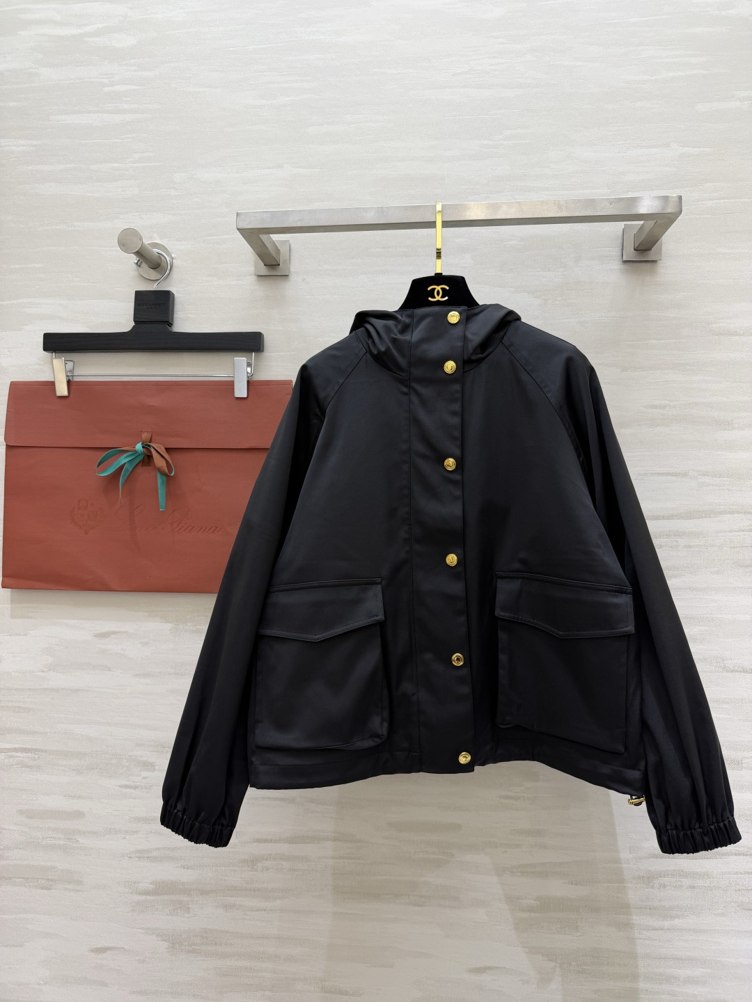 #Loro Pian♡²⁶连帽夹克外套 经典黑+温柔杏！两色都是不挑人的万年百搭款✨利落的金属扣 大口袋