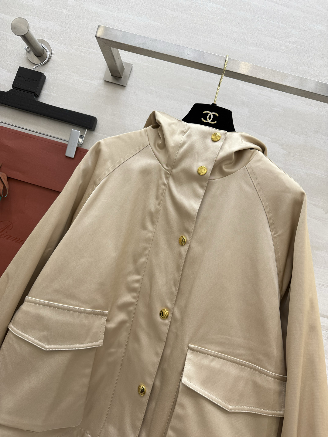 #Loro Pian♡²⁶连帽夹克外套 经典黑+温柔杏！两色都是不挑人的万年百搭款✨利落的金属扣 大口袋