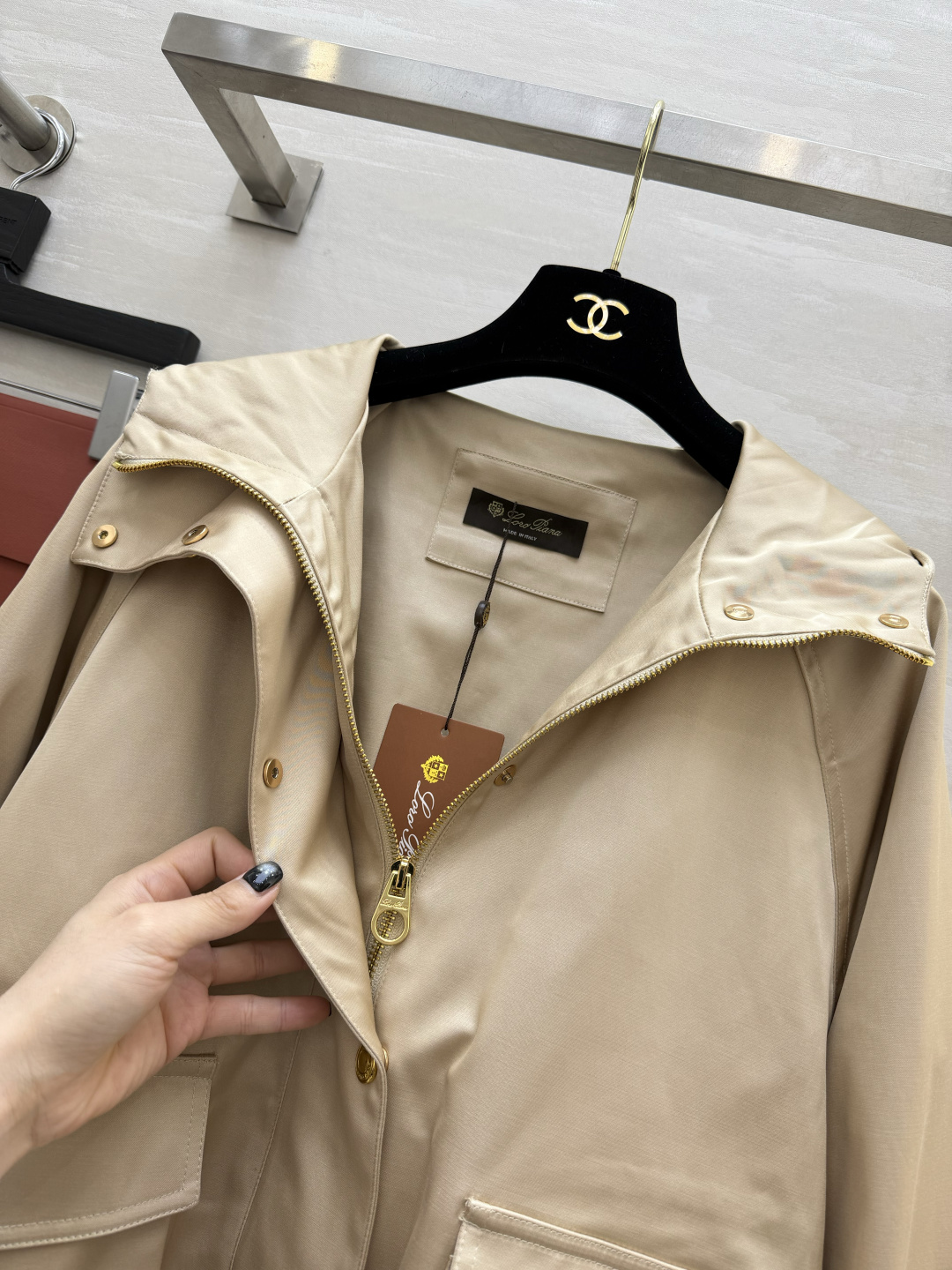 #Loro Pian♡²⁶连帽夹克外套 经典黑+温柔杏！两色都是不挑人的万年百搭款✨利落的金属扣 大口袋