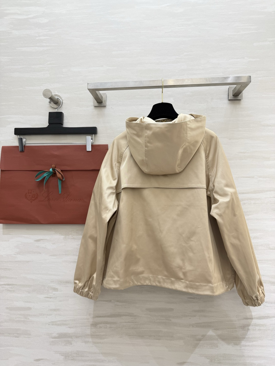 #Loro Pian♡²⁶连帽夹克外套 经典黑+温柔杏！两色都是不挑人的万年百搭款✨利落的金属扣 大口袋