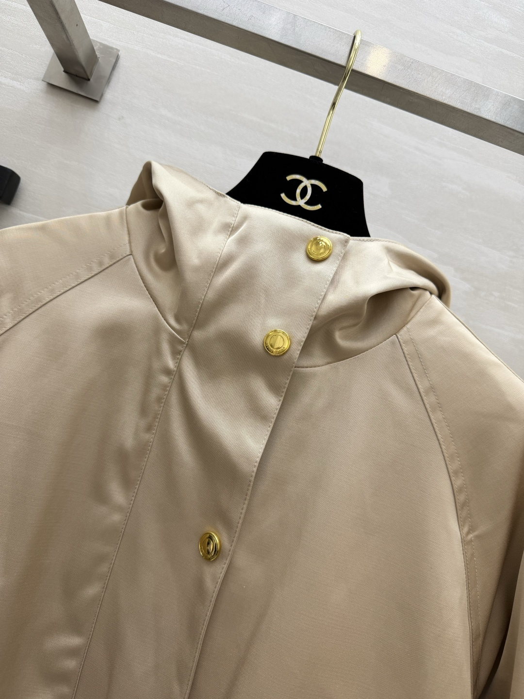 #Loro Pian♡²⁶连帽夹克外套 经典黑+温柔杏！两色都是不挑人的万年百搭款✨利落的金属扣 大口袋