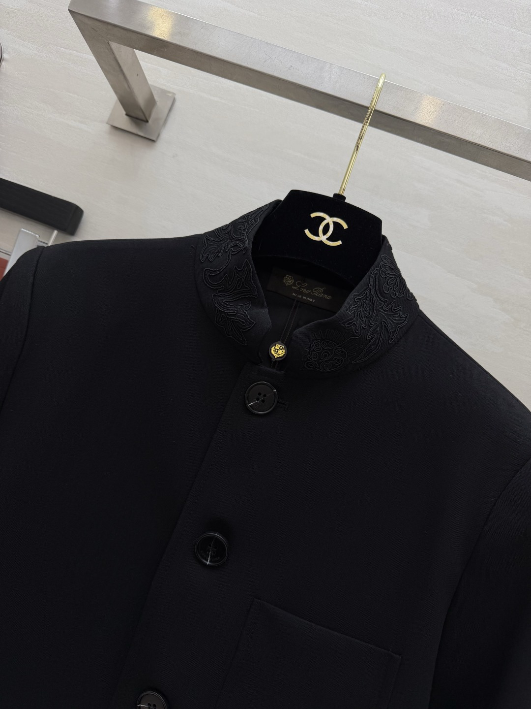 #Loro Pian♡²⁶爆款中式立领外套 东方雅韵与现代剪裁的完美碰撞 精致刺绣领口 利落廓形 低调中