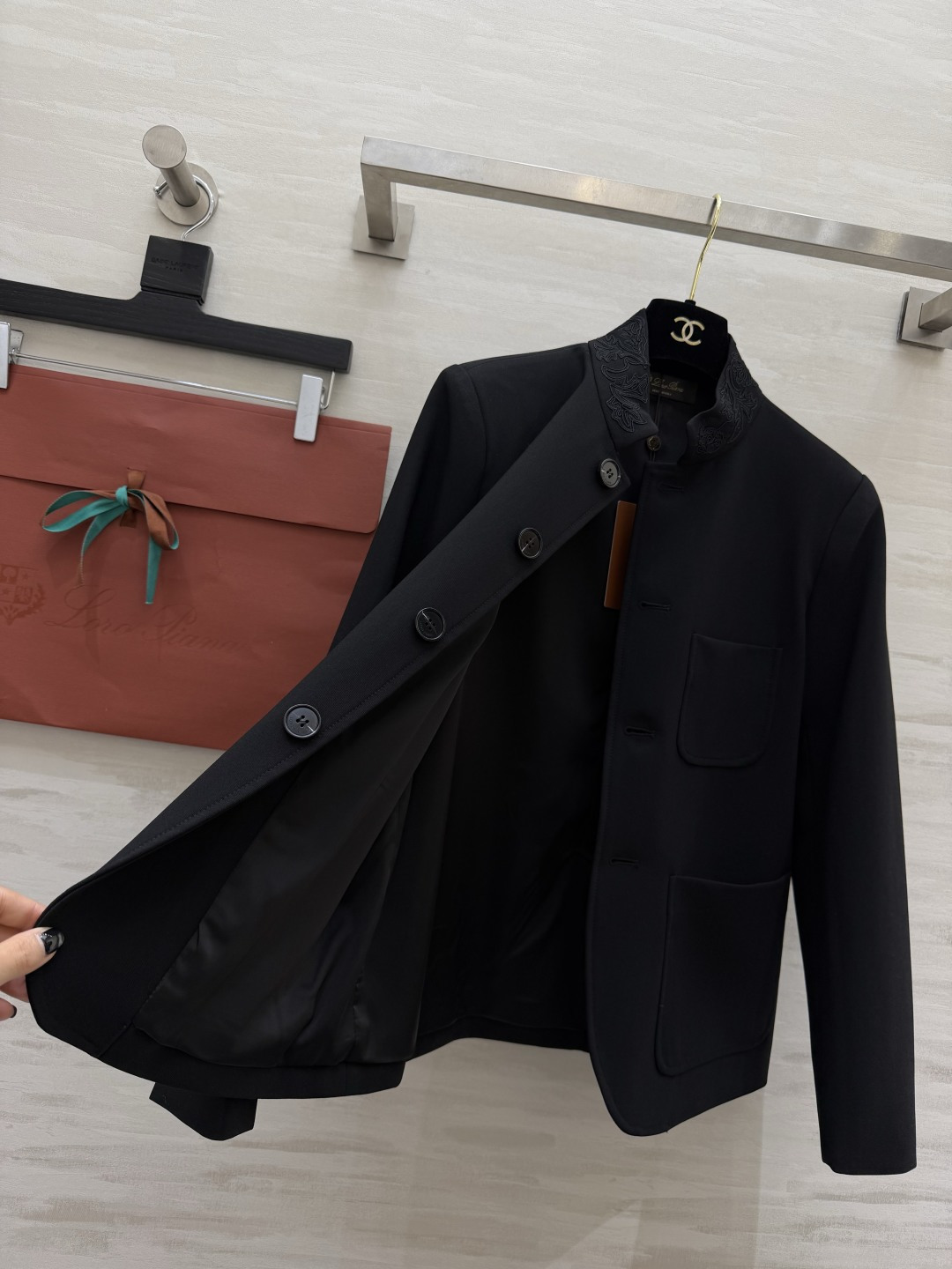 #Loro Pian♡²⁶爆款中式立领外套 东方雅韵与现代剪裁的完美碰撞 精致刺绣领口 利落廓形 低调中