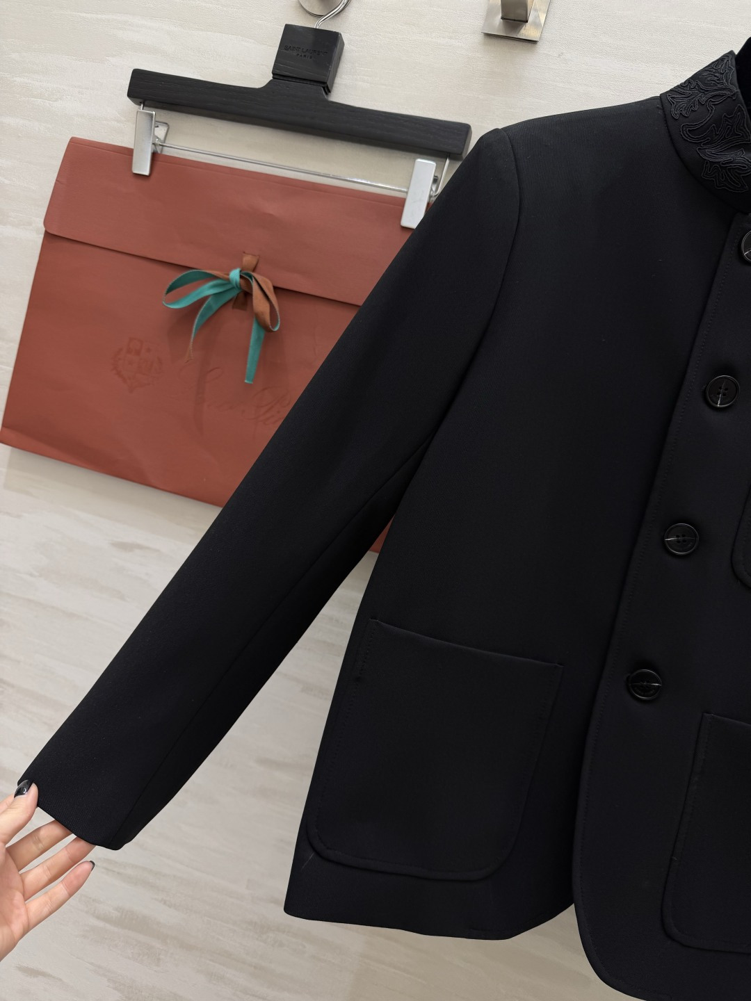 #Loro Pian♡²⁶爆款中式立领外套 东方雅韵与现代剪裁的完美碰撞 精致刺绣领口 利落廓形 低调中