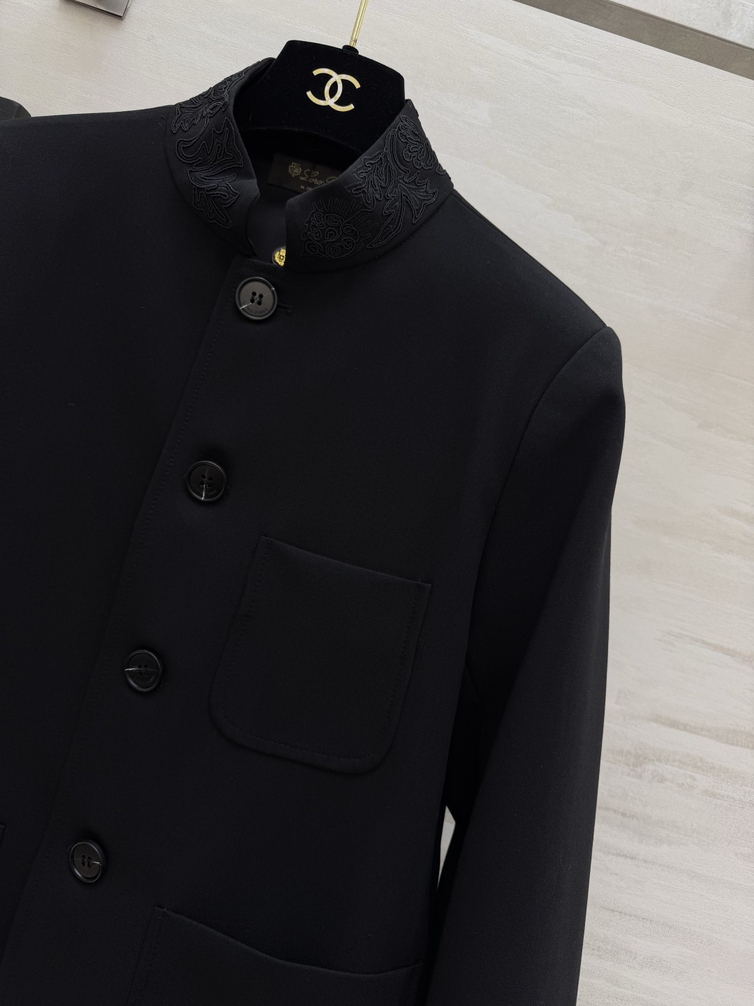 #Loro Pian♡²⁶爆款中式立领外套 东方雅韵与现代剪裁的完美碰撞 精致刺绣领口 利落廓形 低调中