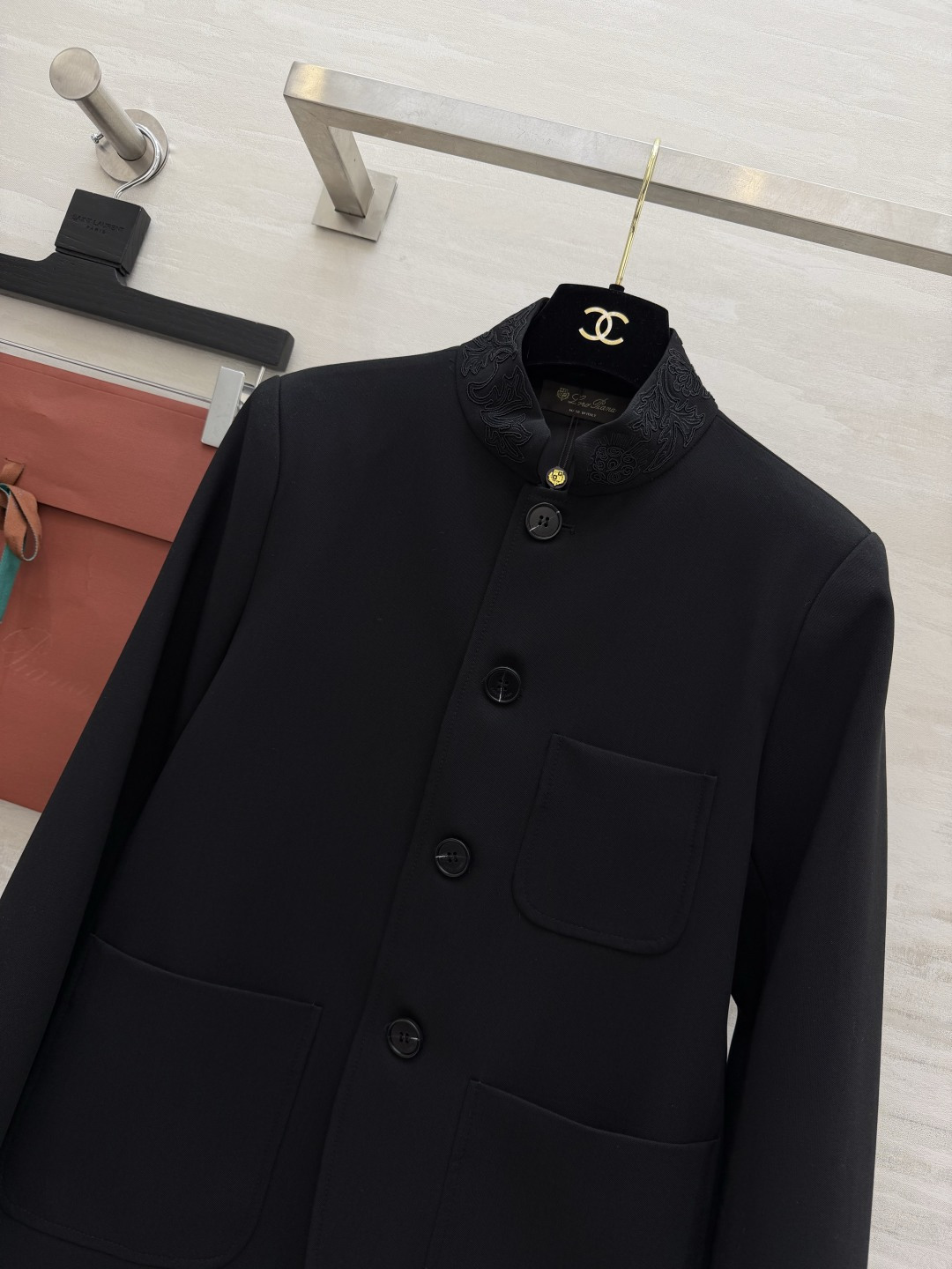 #Loro Pian♡²⁶爆款中式立领外套 东方雅韵与现代剪裁的完美碰撞 精致刺绣领口 利落廓形 低调中