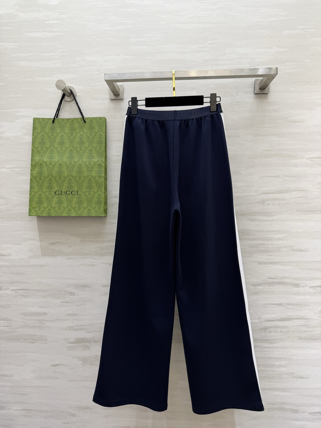 #Gucc♡²⁶高奢休闲三件套 把Gucc♡的复古时髦穿在身上 三件套组合：背心+拉链外套+阔腿裤 白边