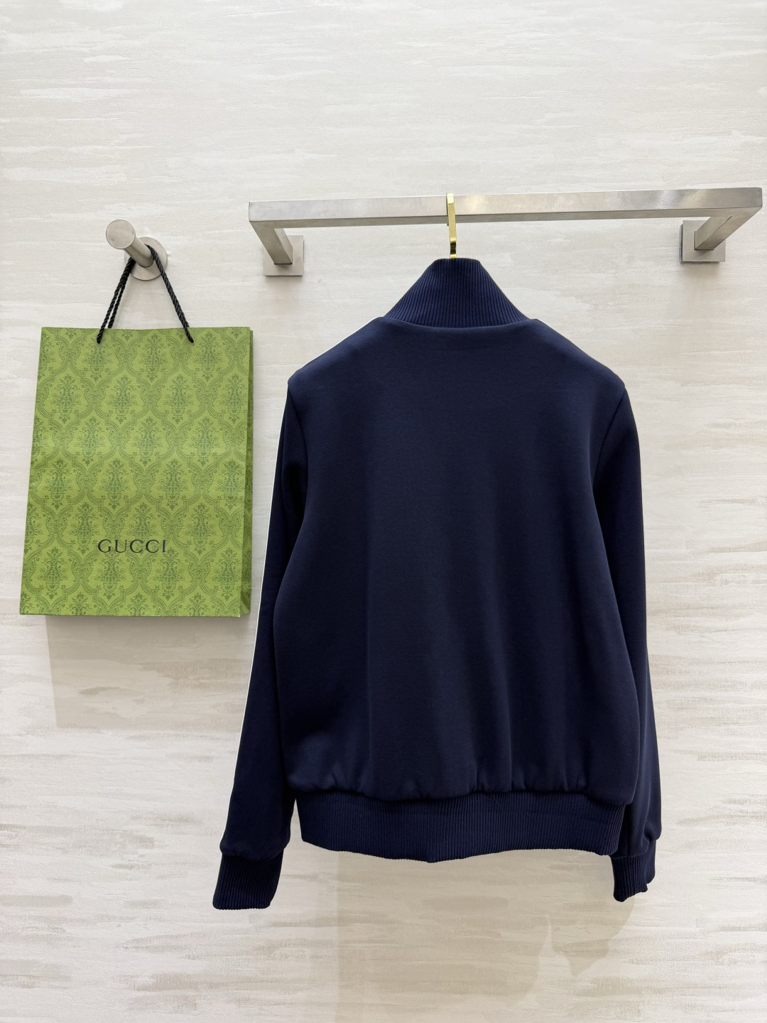 #Gucc♡²⁶高奢休闲三件套 把Gucc♡的复古时髦穿在身上 三件套组合：背心+拉链外套+阔腿裤 白边