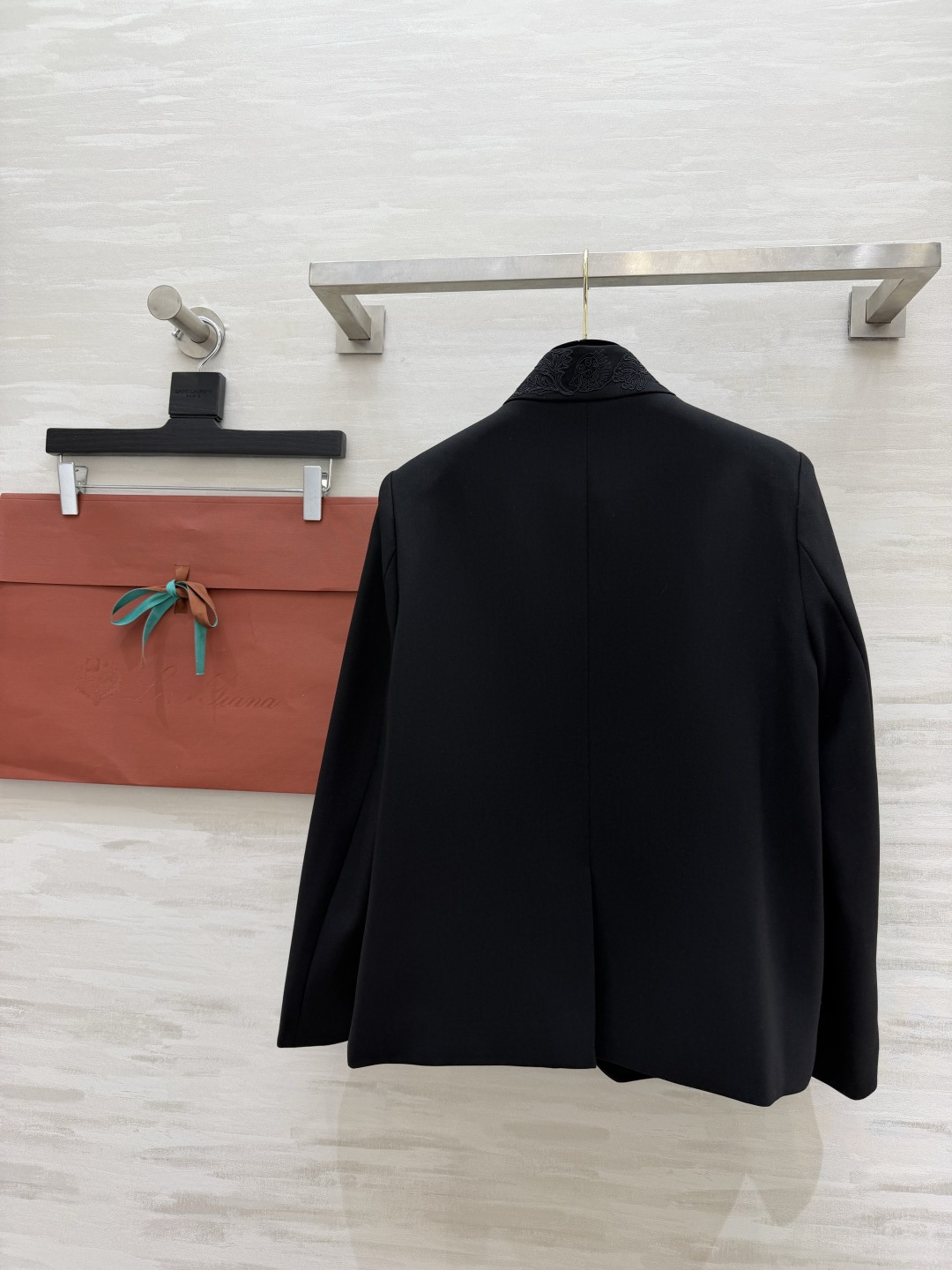 #Loro Pian♡²⁶爆款中式立领外套 东方雅韵与现代剪裁的完美碰撞 精致刺绣领口 利落廓形 低调中