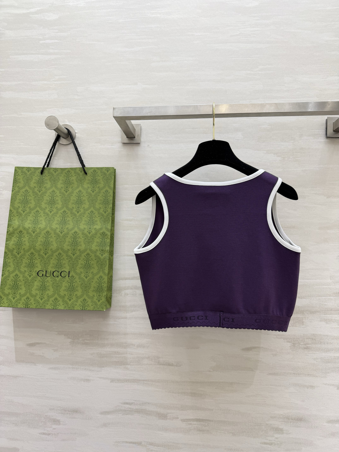 #Gucc♡²⁶高奢休闲三件套 把Gucc♡的复古时髦穿在身上 三件套组合：背心+拉链外套+阔腿裤 白边