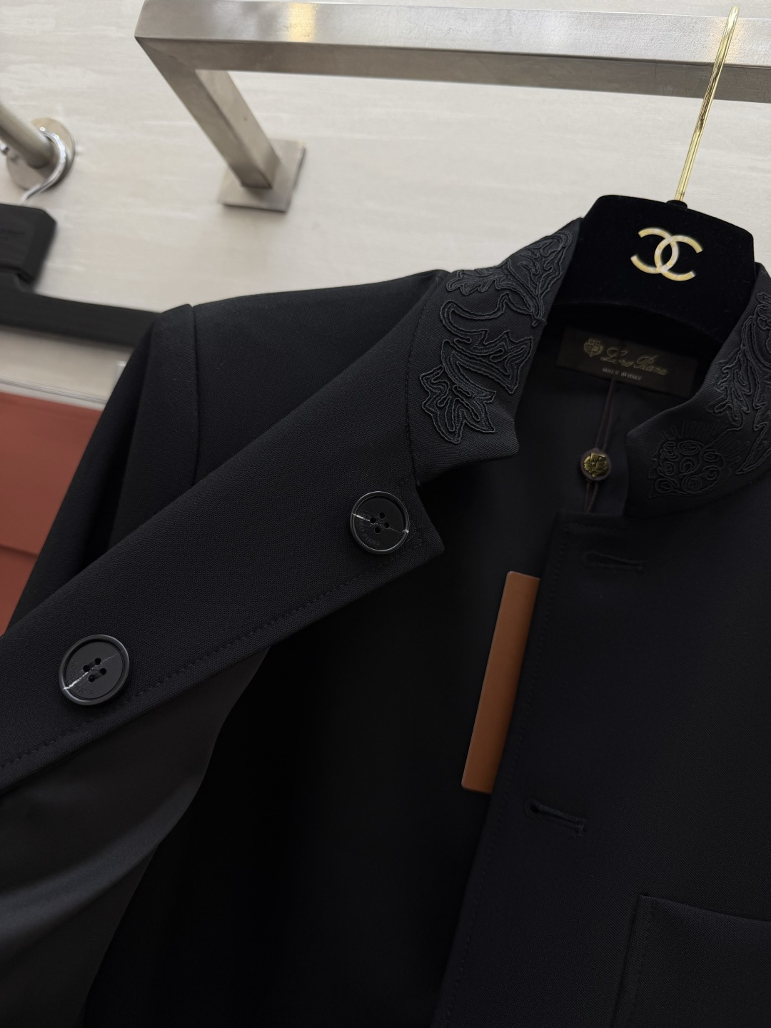 #Loro Pian♡²⁶爆款中式立领外套 东方雅韵与现代剪裁的完美碰撞 精致刺绣领口 利落廓形 低调中