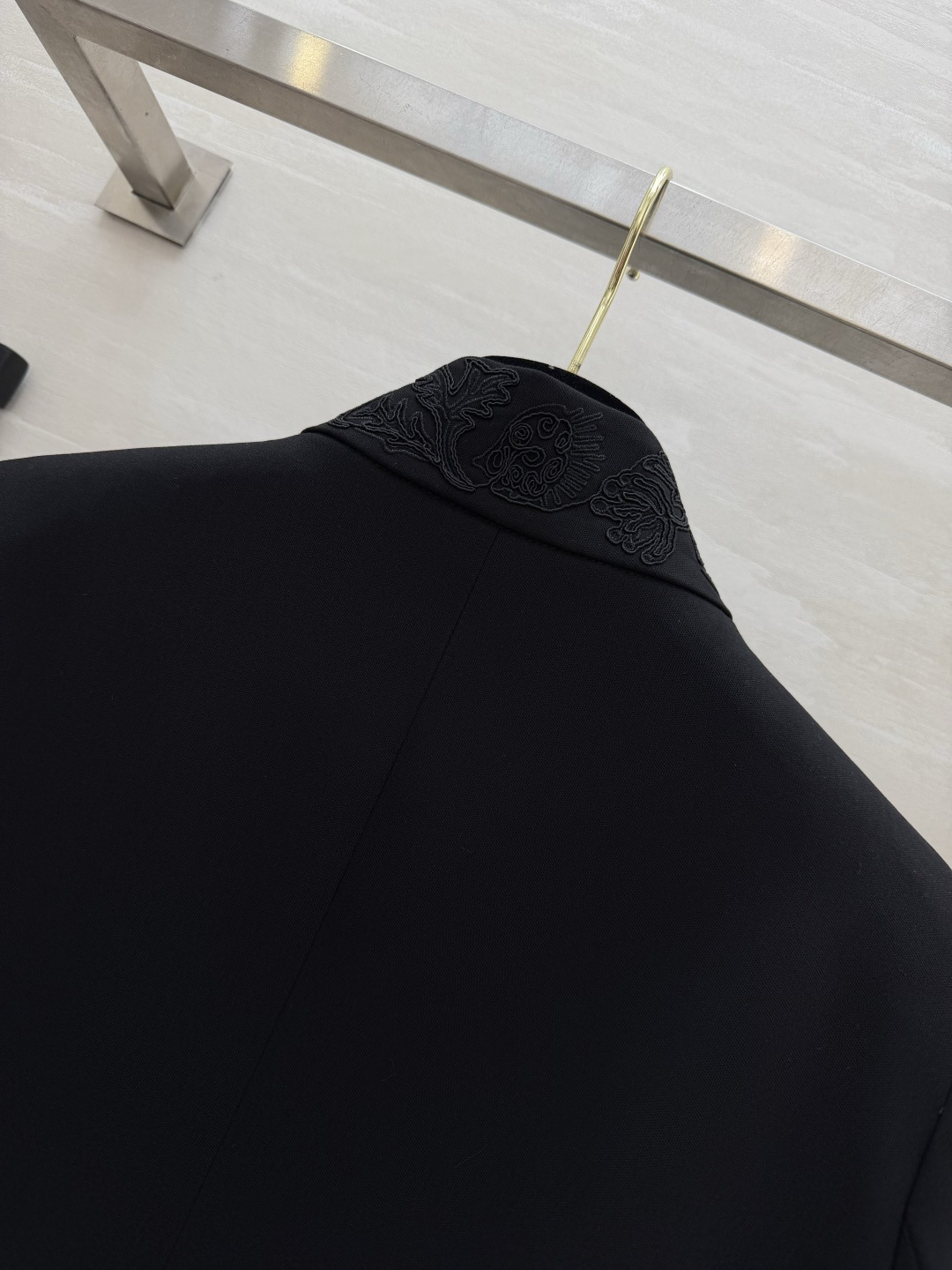 #Loro Pian♡²⁶爆款中式立领外套 东方雅韵与现代剪裁的完美碰撞 精致刺绣领口 利落廓形 低调中