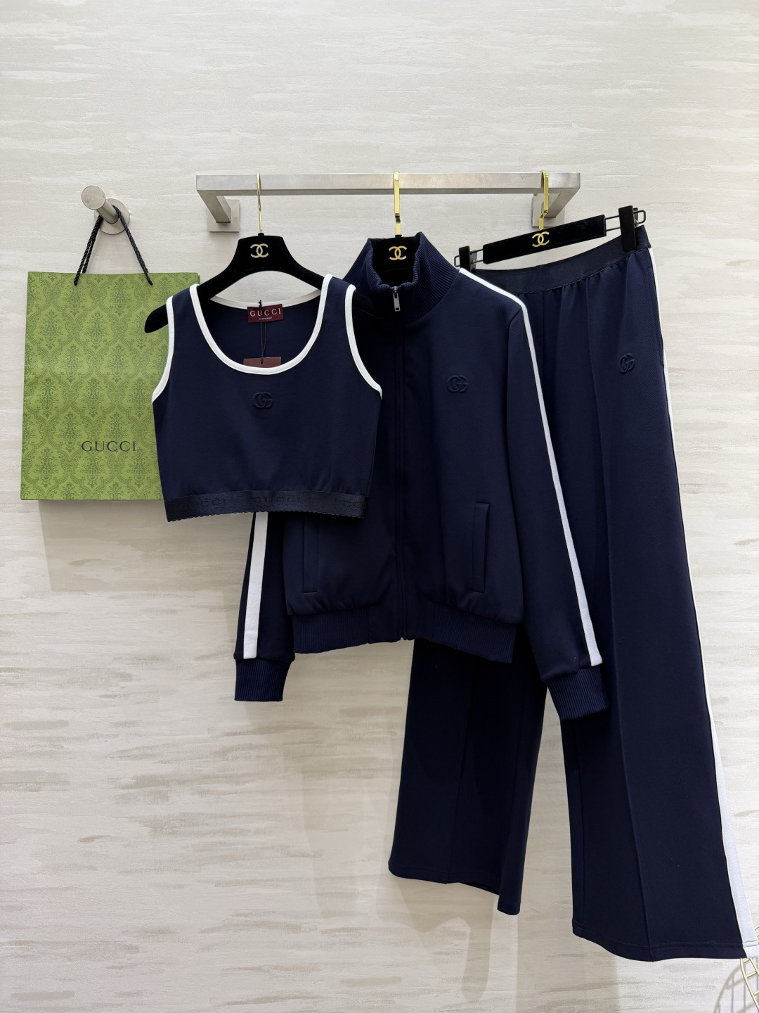 #Gucc♡²⁶高奢休闲三件套 把Gucc♡的复古时髦穿在身上 三件套组合：背心+拉链外套+阔腿裤 白边