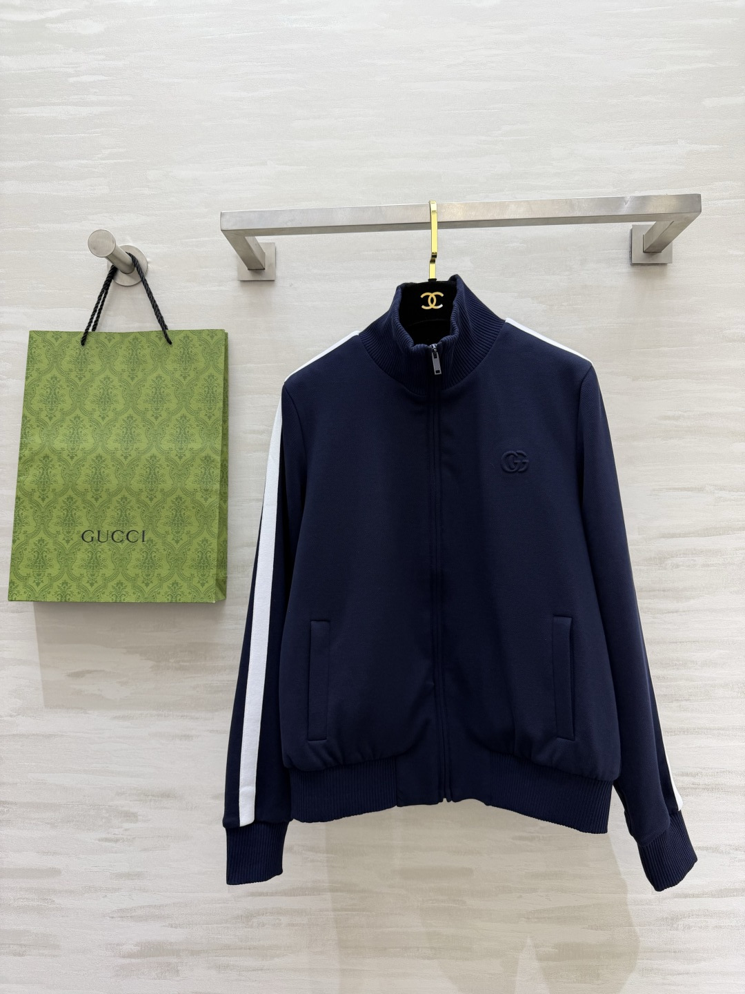 NO:804025,#Gucc高luxurycasualthree-piece set Wear Gucc's retro fashion on your body. Three-piece combination vest + zipper jacket + wide-leg pants. White edge contrasting stripes + embossed double G logo. Full of details!  Suitable for hot girls going out on the street/casual sports/taking photos and checking in!  Get it in one set. Easily customize the retro American style with high quality. Available in stock first size S/M/L (S size vest bust 76, length 36, coat shoulder width 39, bust 94, length 59, pants waist 62, hip 96, trouser length 107) coat details, gucci, jackets & coats,19860909#Gucc高奢休闲三件套 把Gucc的复古时髦穿在身上 三件套组合背心+拉链外套+阔腿裤 白边撞色条纹+压纹双G logo 细节拉满！辣妹出街/休闲运动/拍照打卡都适配！一套搞定 轻松拿捏复古美式风高品质定制 现货首发sizeS/M/L（s码背心胸围76,衣长36,外套肩宽39,胸围94,衣长59,裤子腰围62,臀围96,裤长107）外套细节图,,gucci,jackets & coats,,Women's clothing