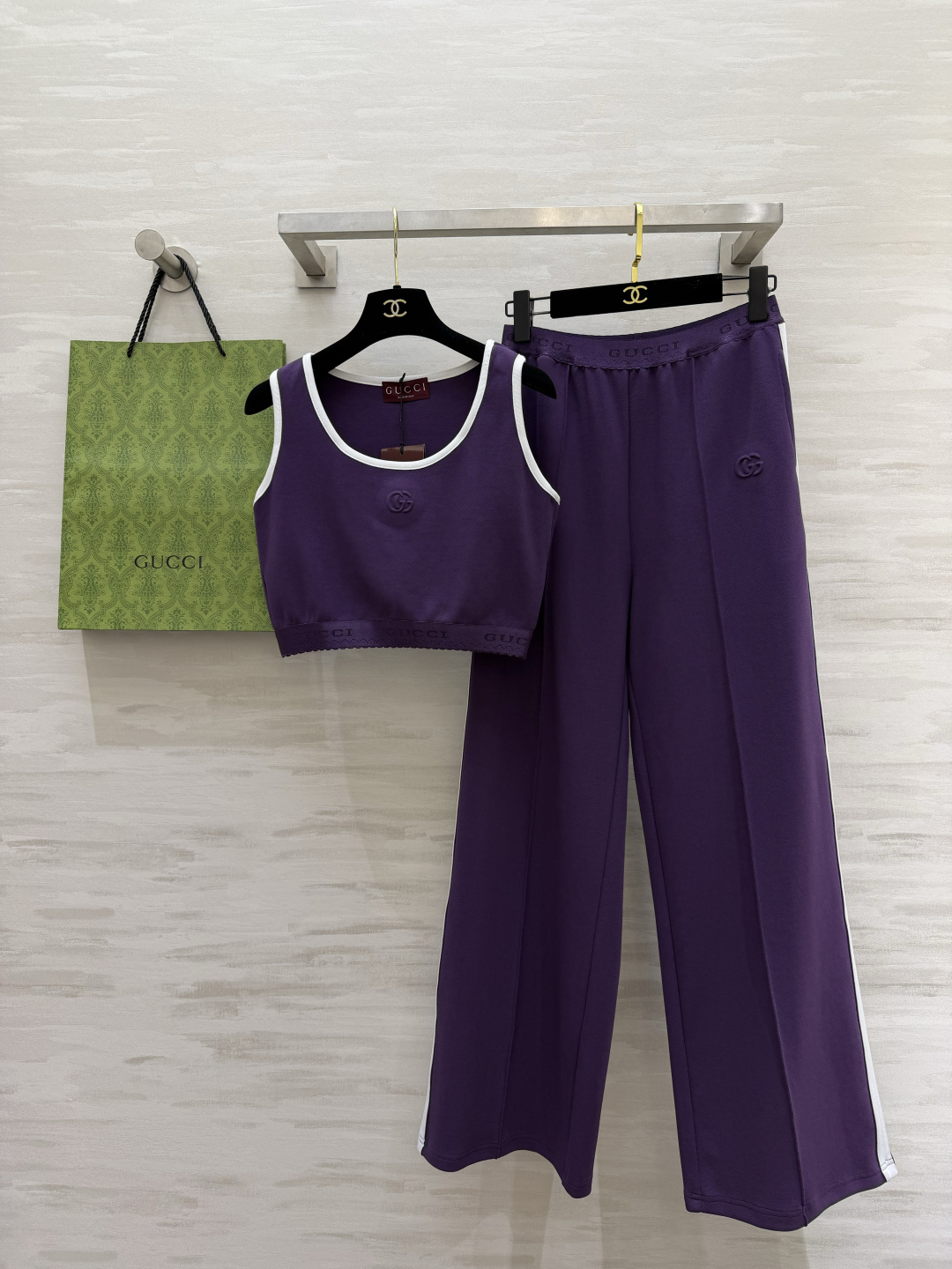 #Gucc♡²⁶高奢休闲三件套 把Gucc♡的复古时髦穿在身上 三件套组合：背心+拉链外套+阔腿裤 白边