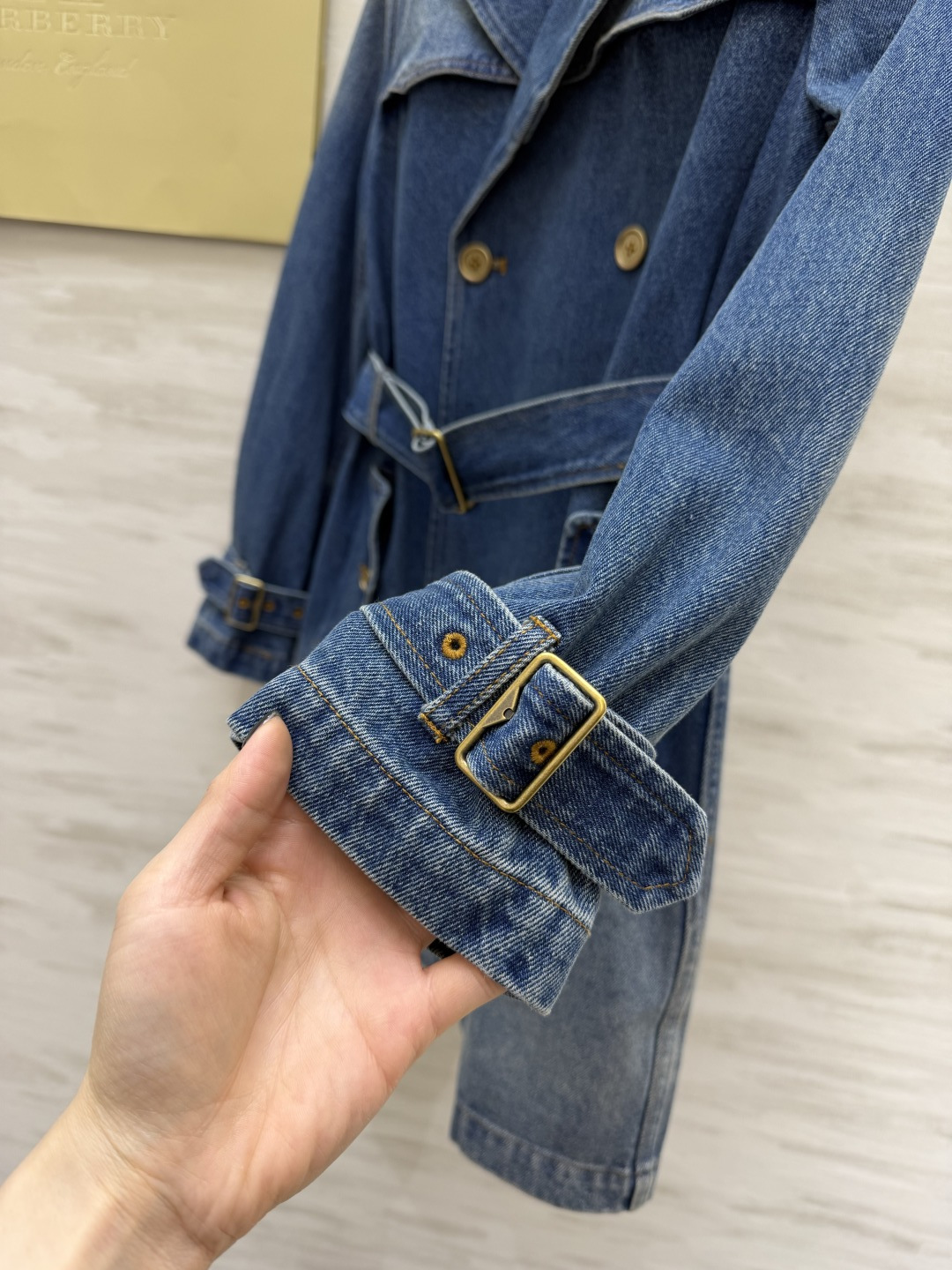 #Burberr♡²⁶英伦风牛仔风衣外套 把Burberr♡的经典感穿在牛仔里 水洗蓝调自带复古滤镜 双