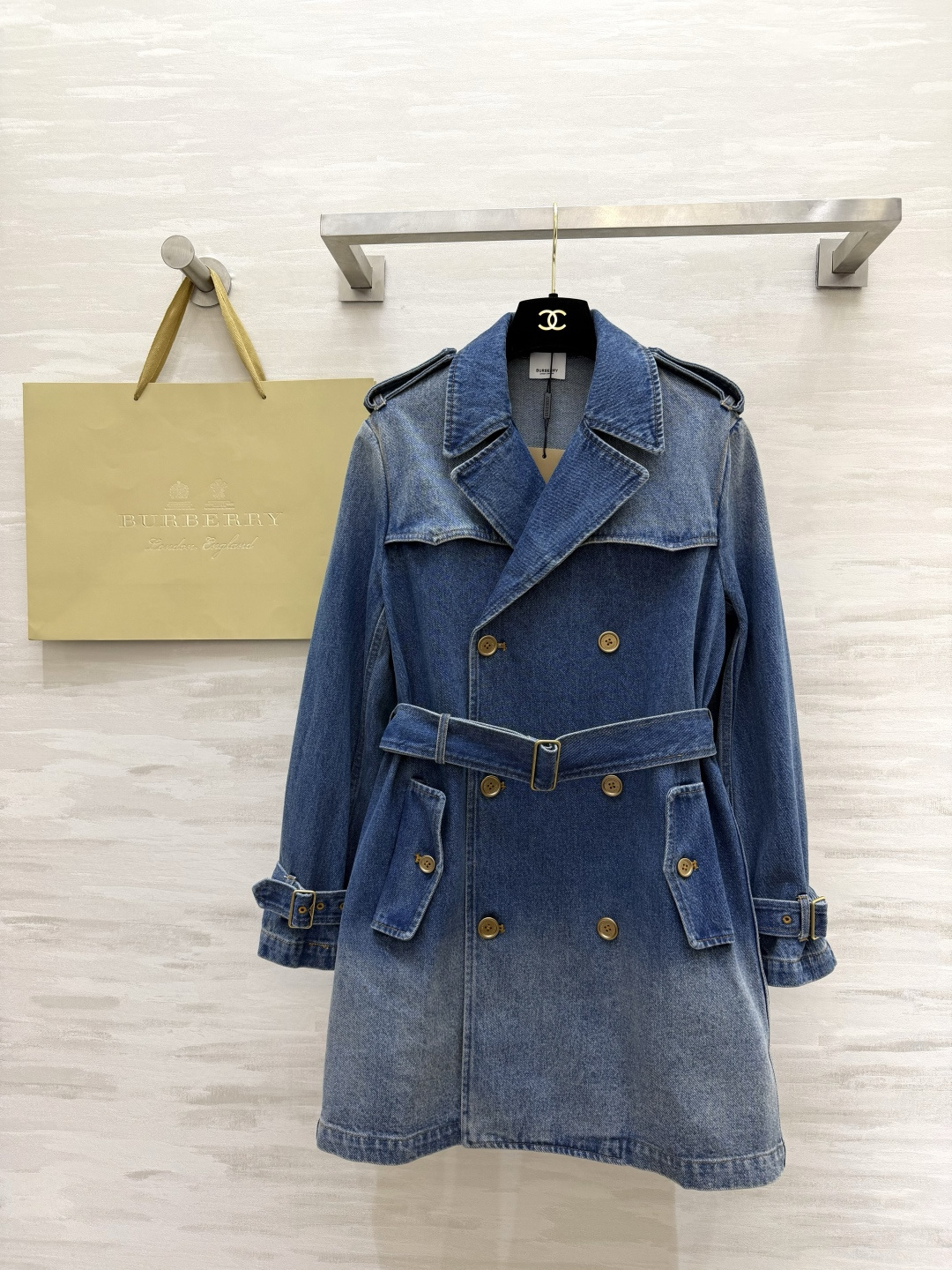 #Burberr♡²⁶英伦风牛仔风衣外套 把Burberr♡的经典感穿在牛仔里 水洗蓝调自带复古滤镜 双