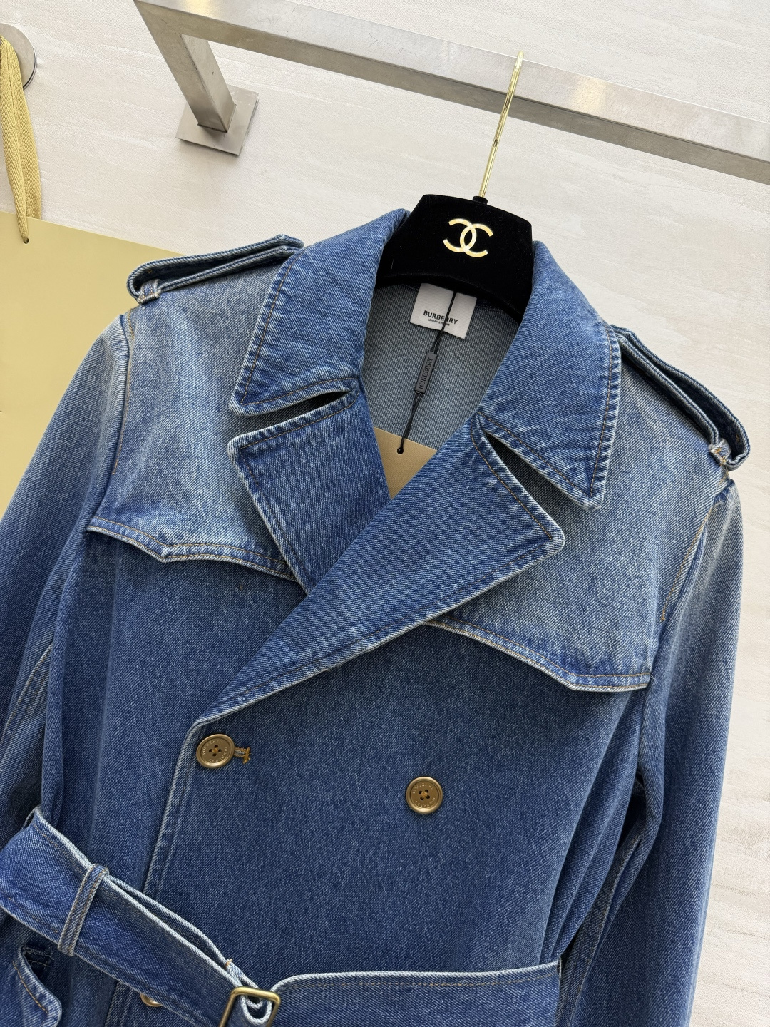 #Burberr♡²⁶英伦风牛仔风衣外套 把Burberr♡的经典感穿在牛仔里 水洗蓝调自带复古滤镜 双